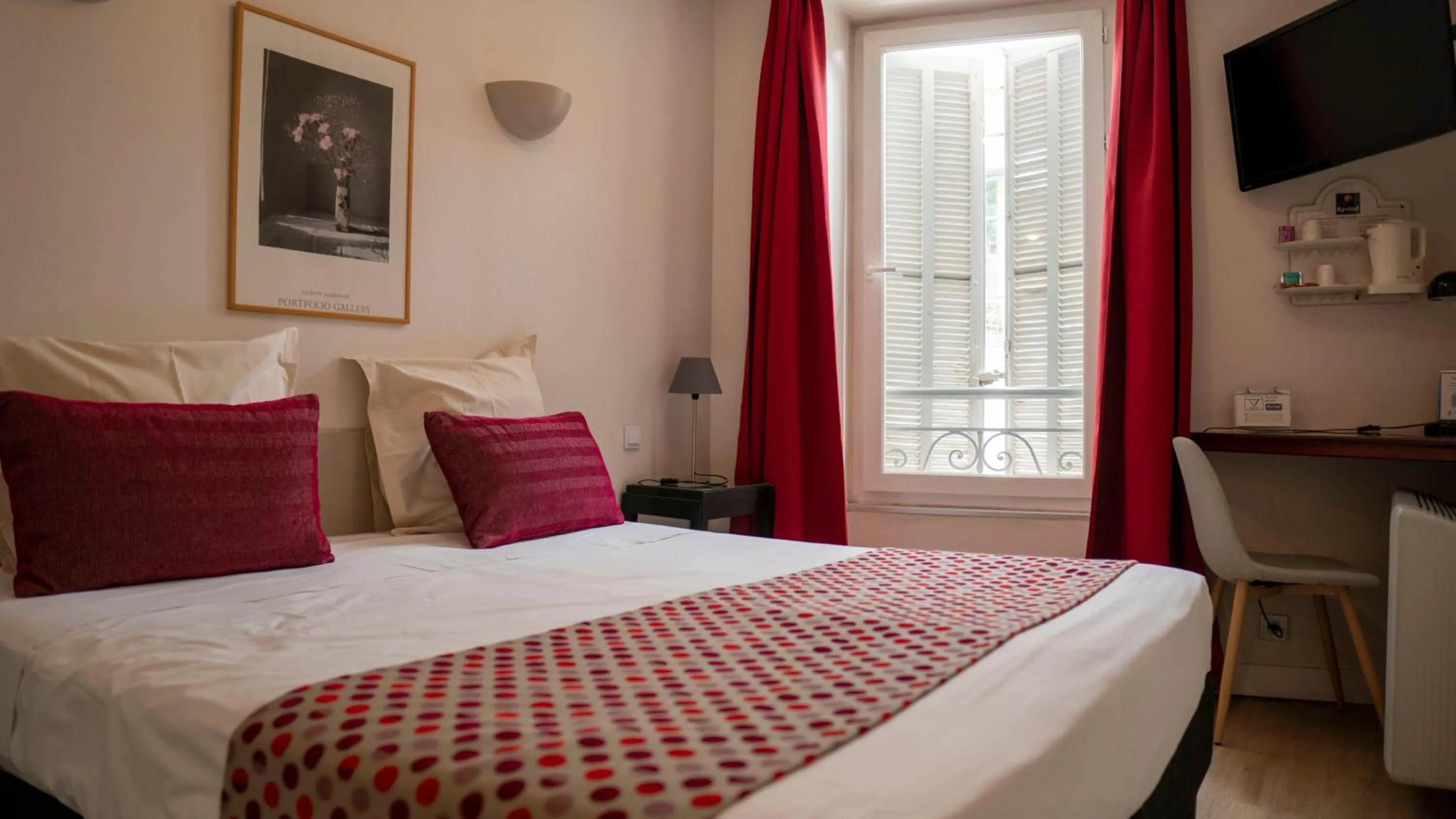Photo of the whole room, Bed in Kyriad Nimes Centre