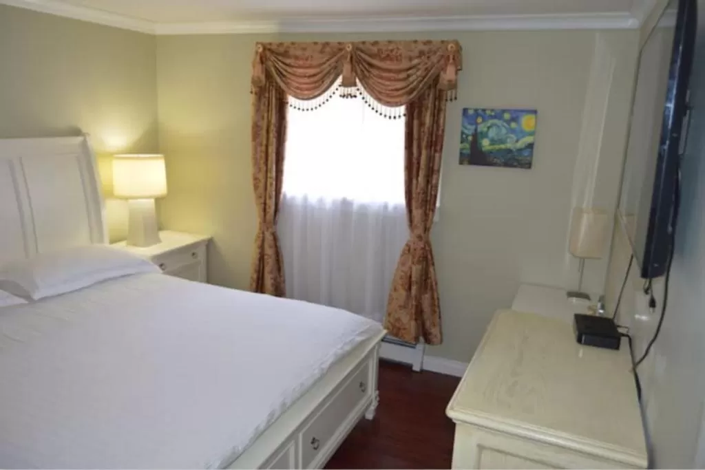 Photo of the whole room, Bed in Jane's private rooms with shared washroom