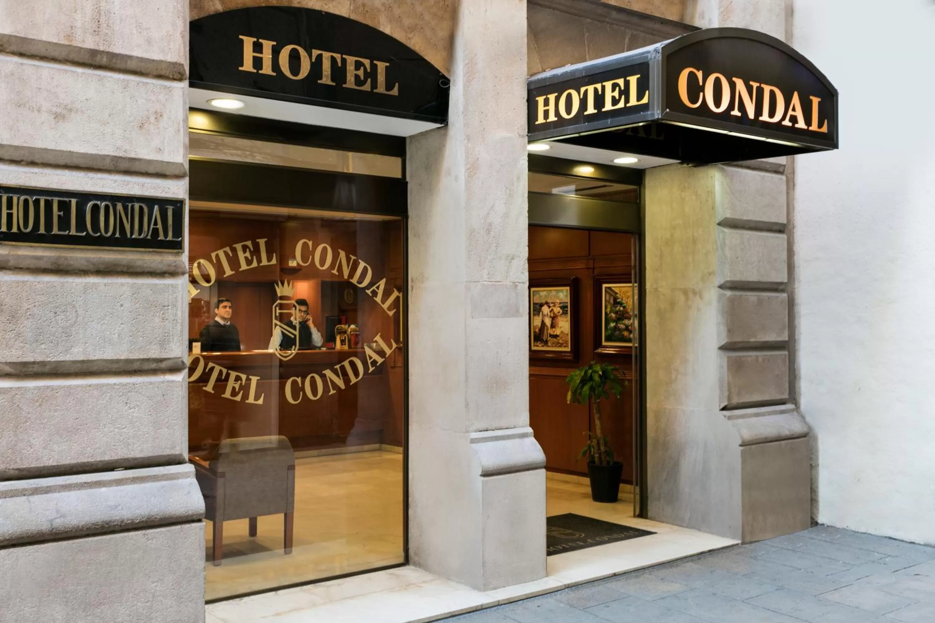 Facade/entrance in Hotel Condal