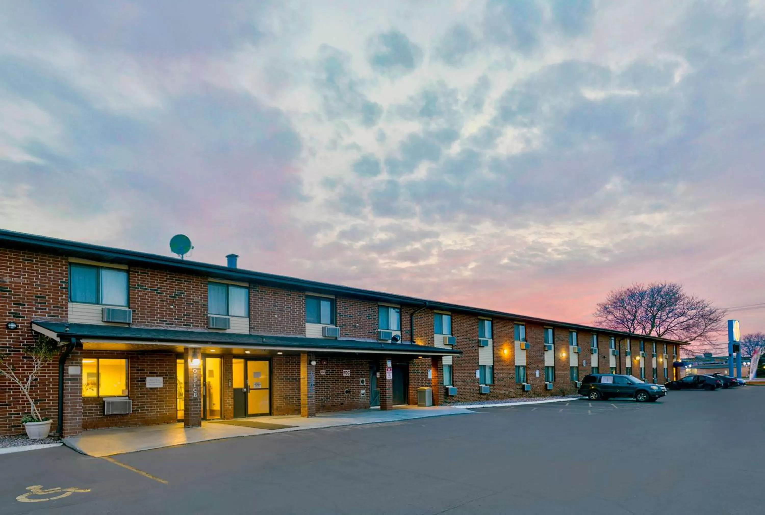Property building in Motel 6-Oak Creek, WI