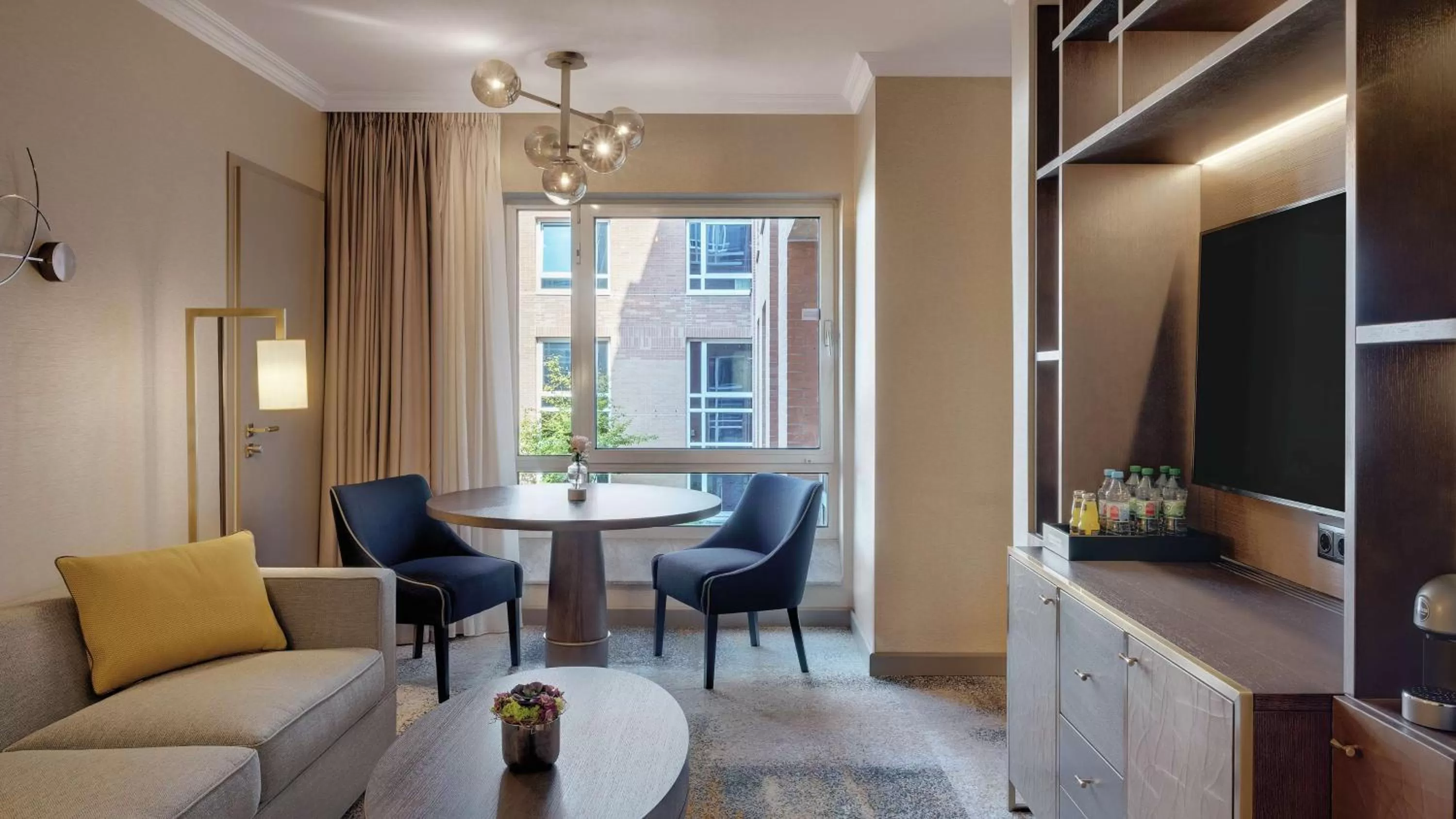 Living room in Hilton Munich City