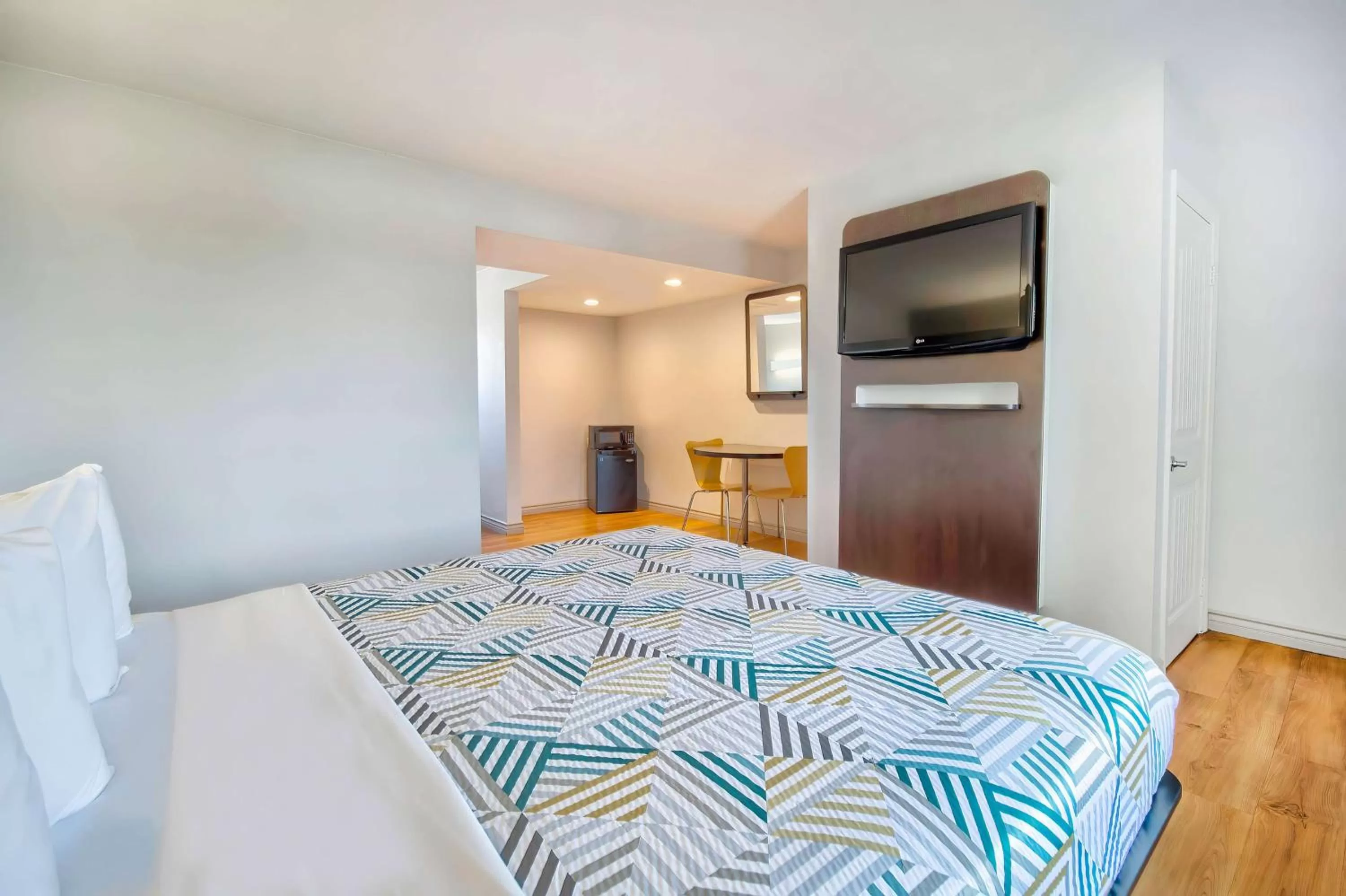 Bedroom in Motel 6 Gardena