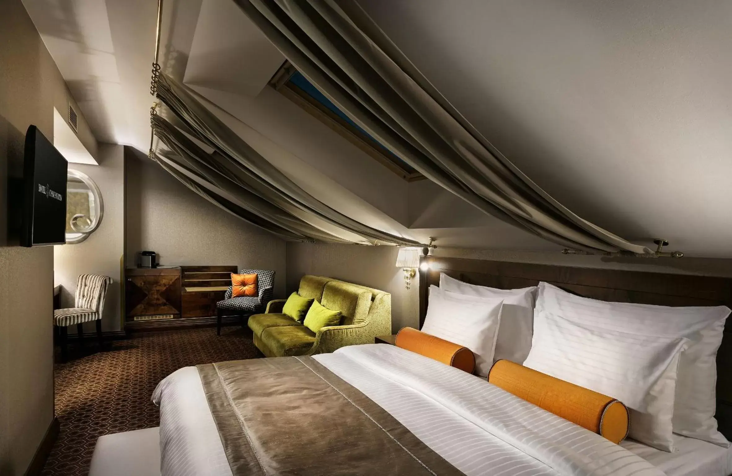 Junior Gin & Tonic Suite in COSMOPOLITAN Hotel Prague Junior Gin & Tonic Suite in COSMOPOLITAN Hotel Prague