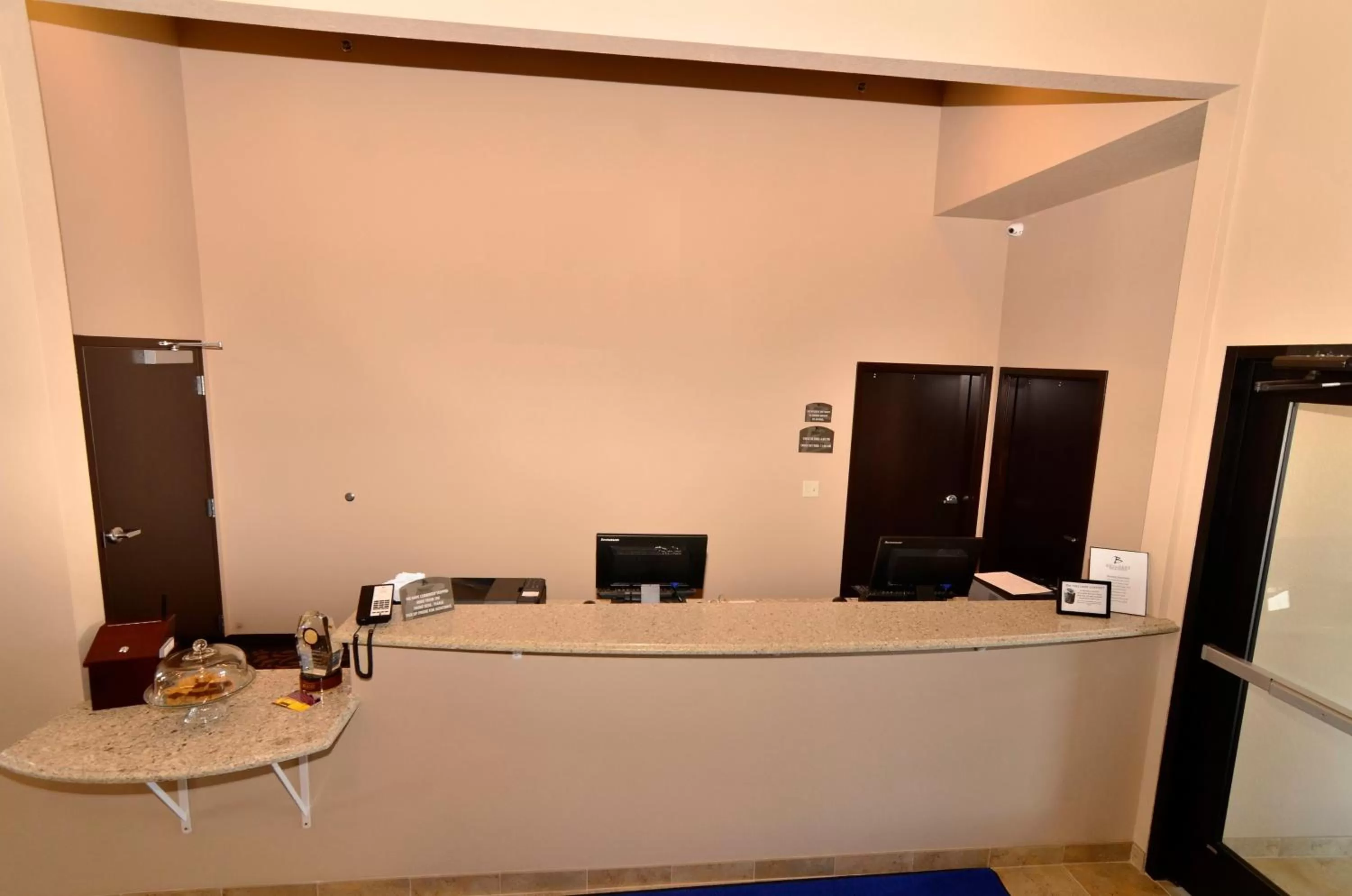 Lobby or reception in Cobblestone Inn & Suites - Holstein