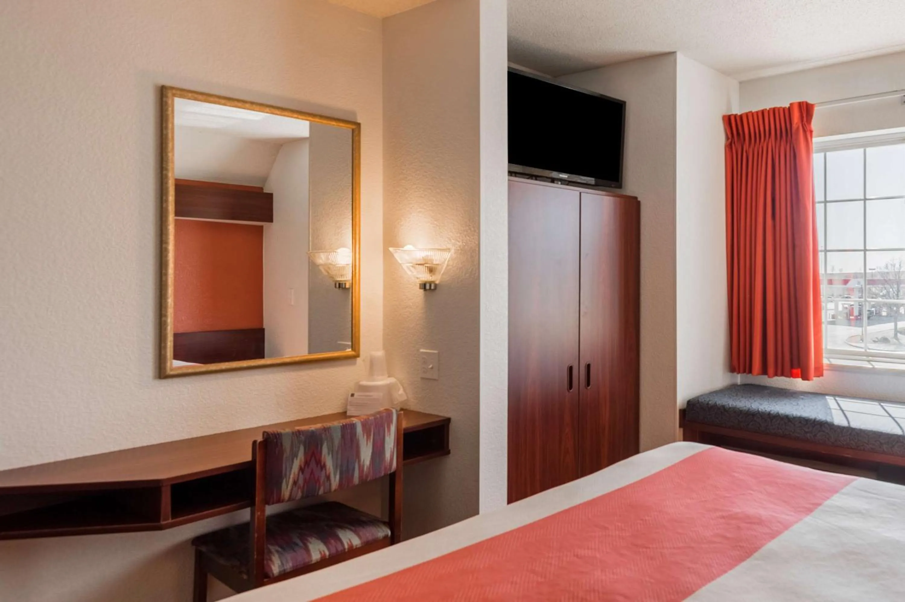 Bedroom, Bed in Motel 6-Olathe, KS