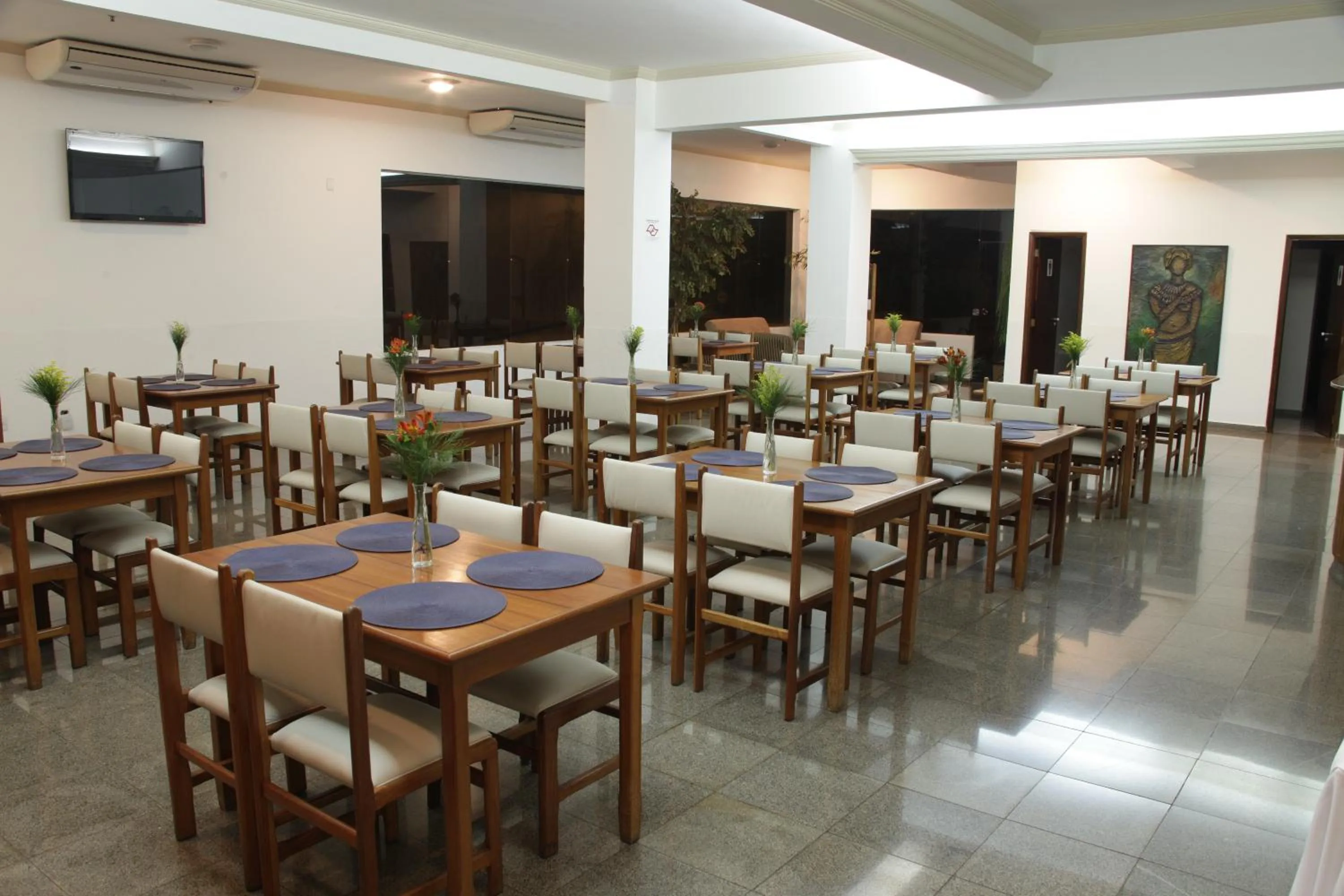 Restaurant/places to eat in Hotel Kehdi Plaza