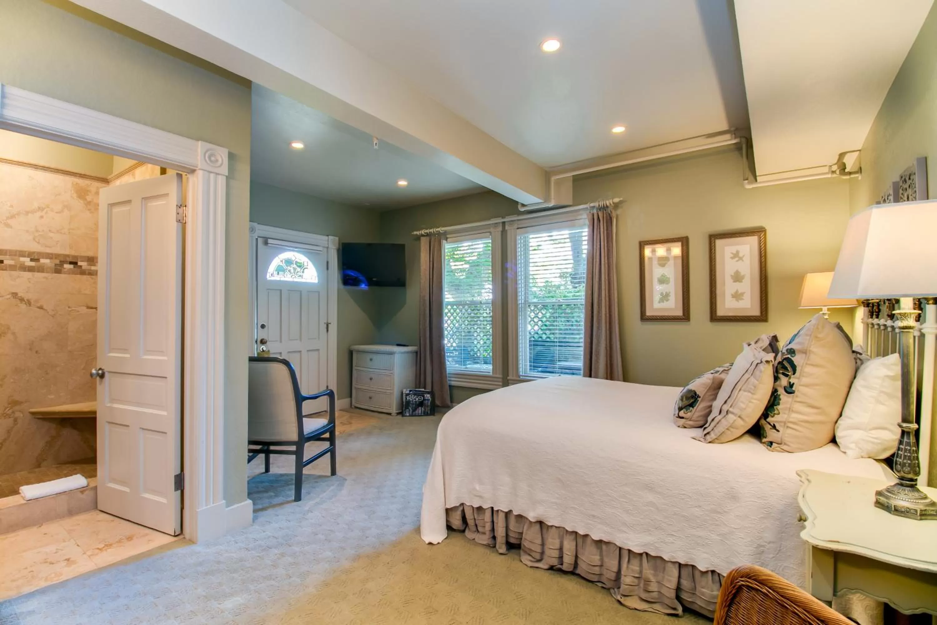 Bed in Winchester Inn