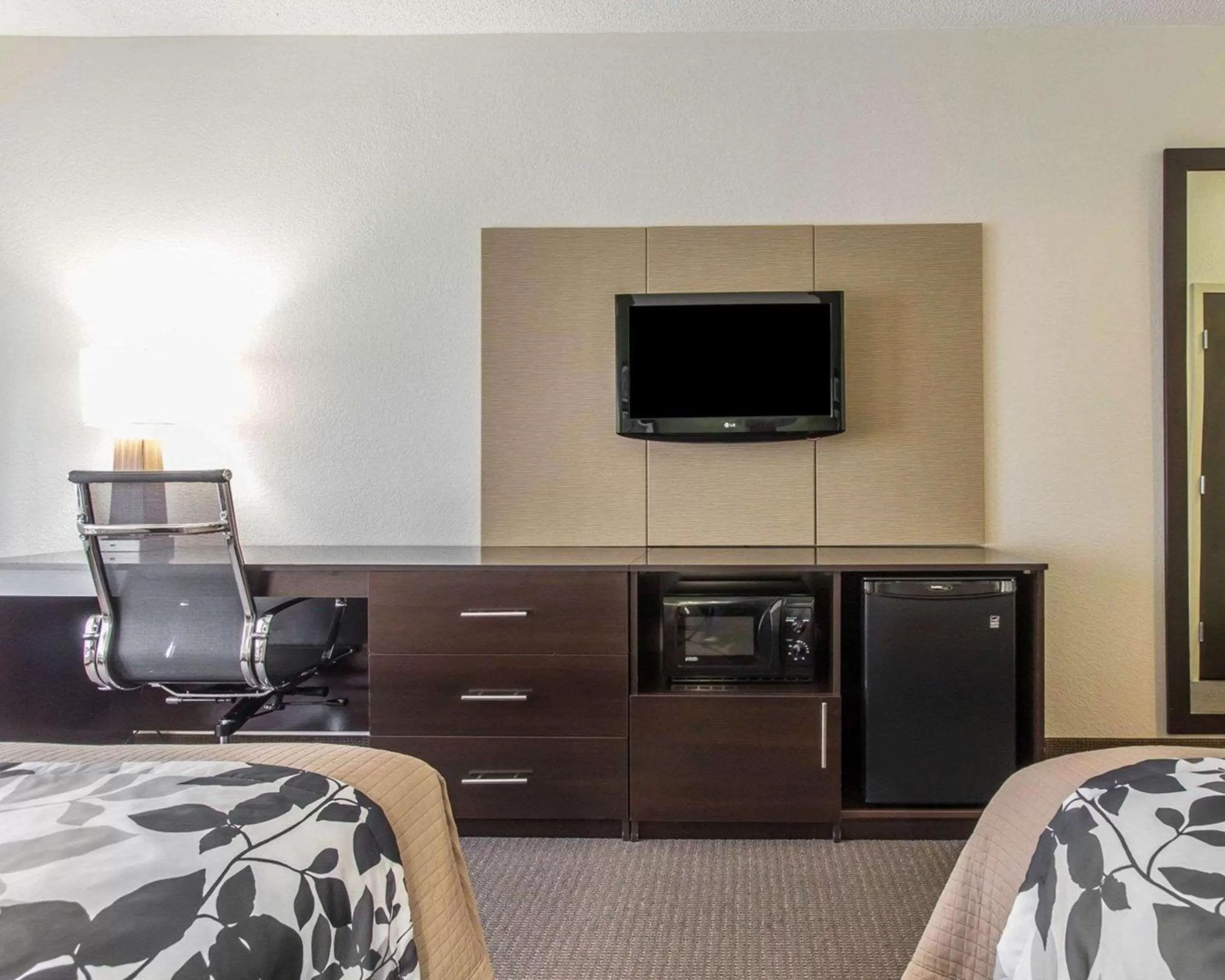 Photo of the whole room, Bed in Sleep Inn & Suites Middlesboro