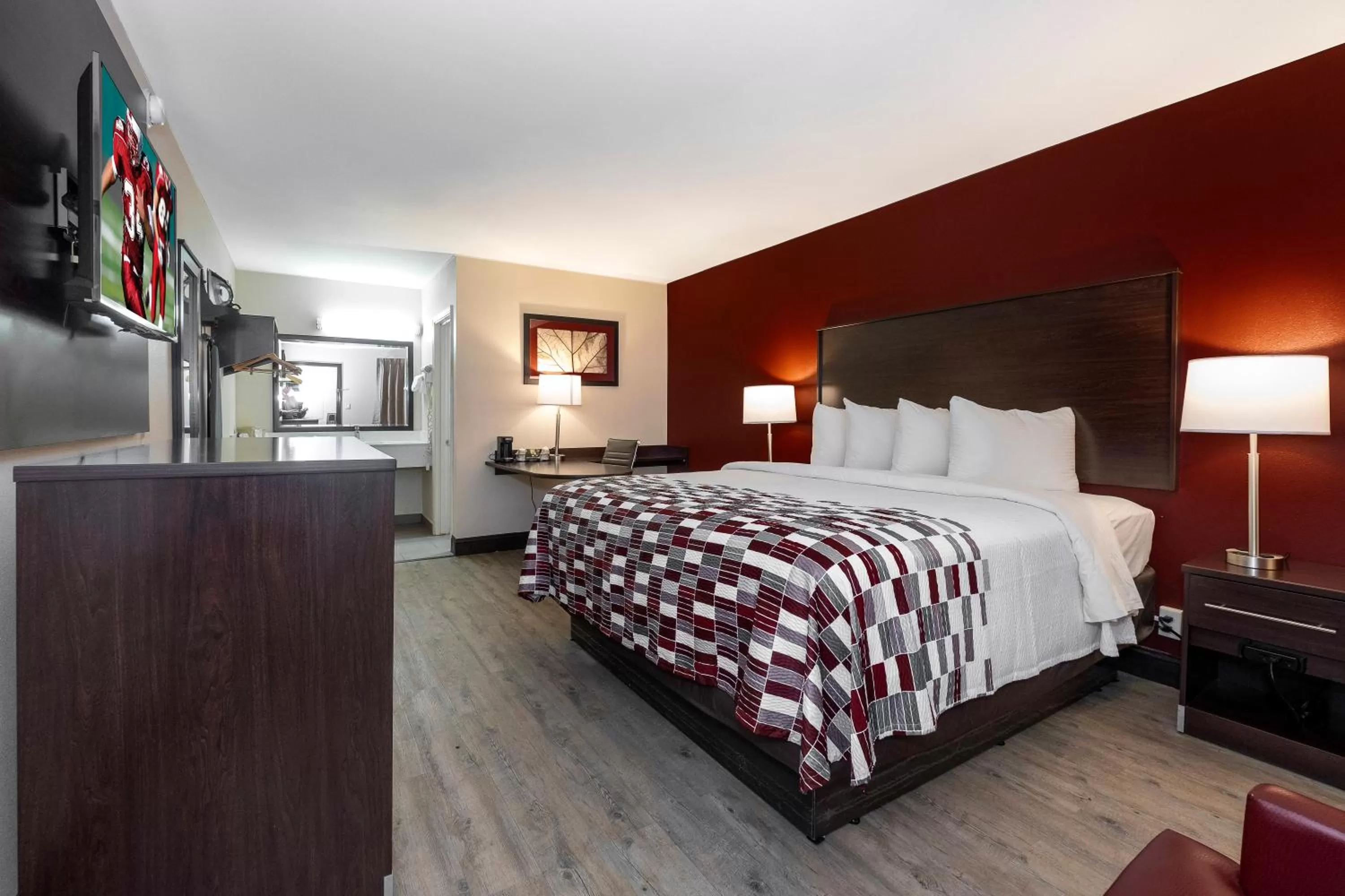 Photo of the whole room, Bed in Red Roof Inn Fort Smith Downtown