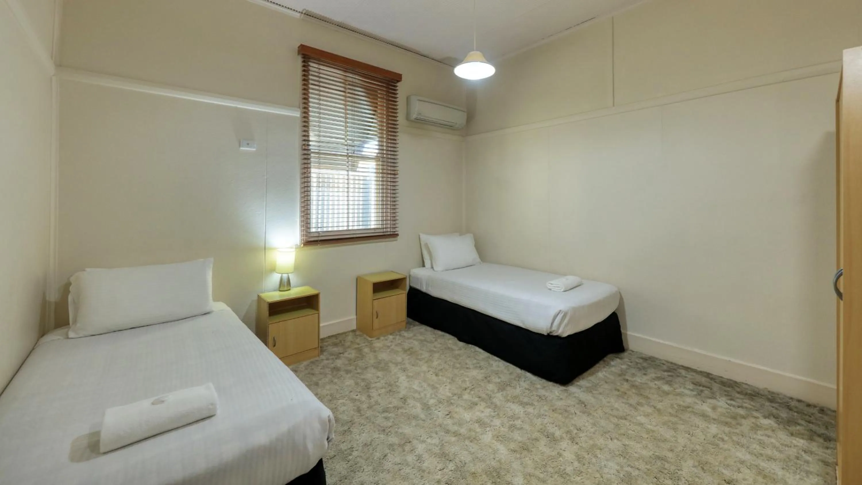 Bed in Charles Rasp Motor Inn & Cottages