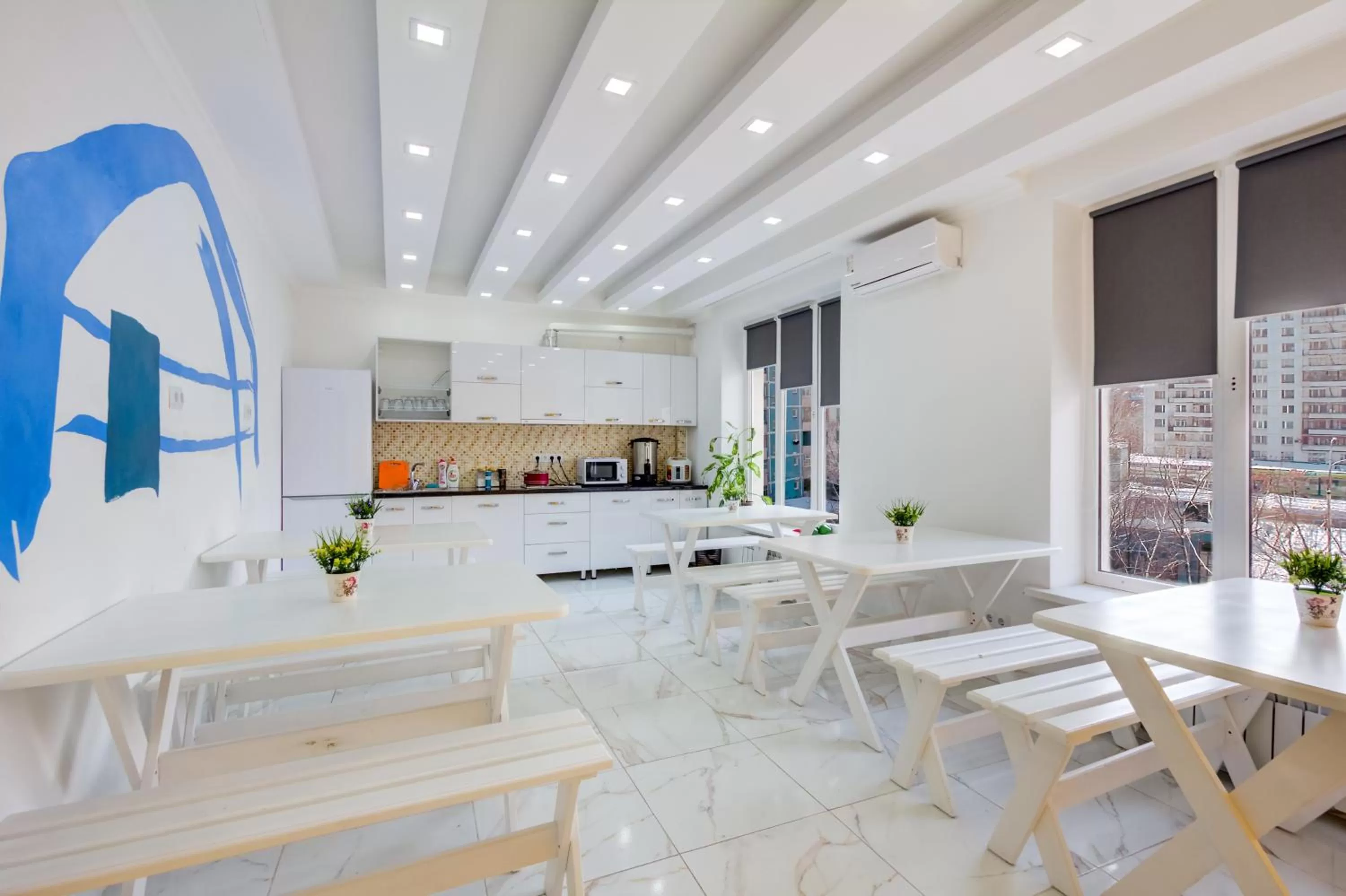 Restaurant/places to eat in WHITE HOTEL & HOSTEL