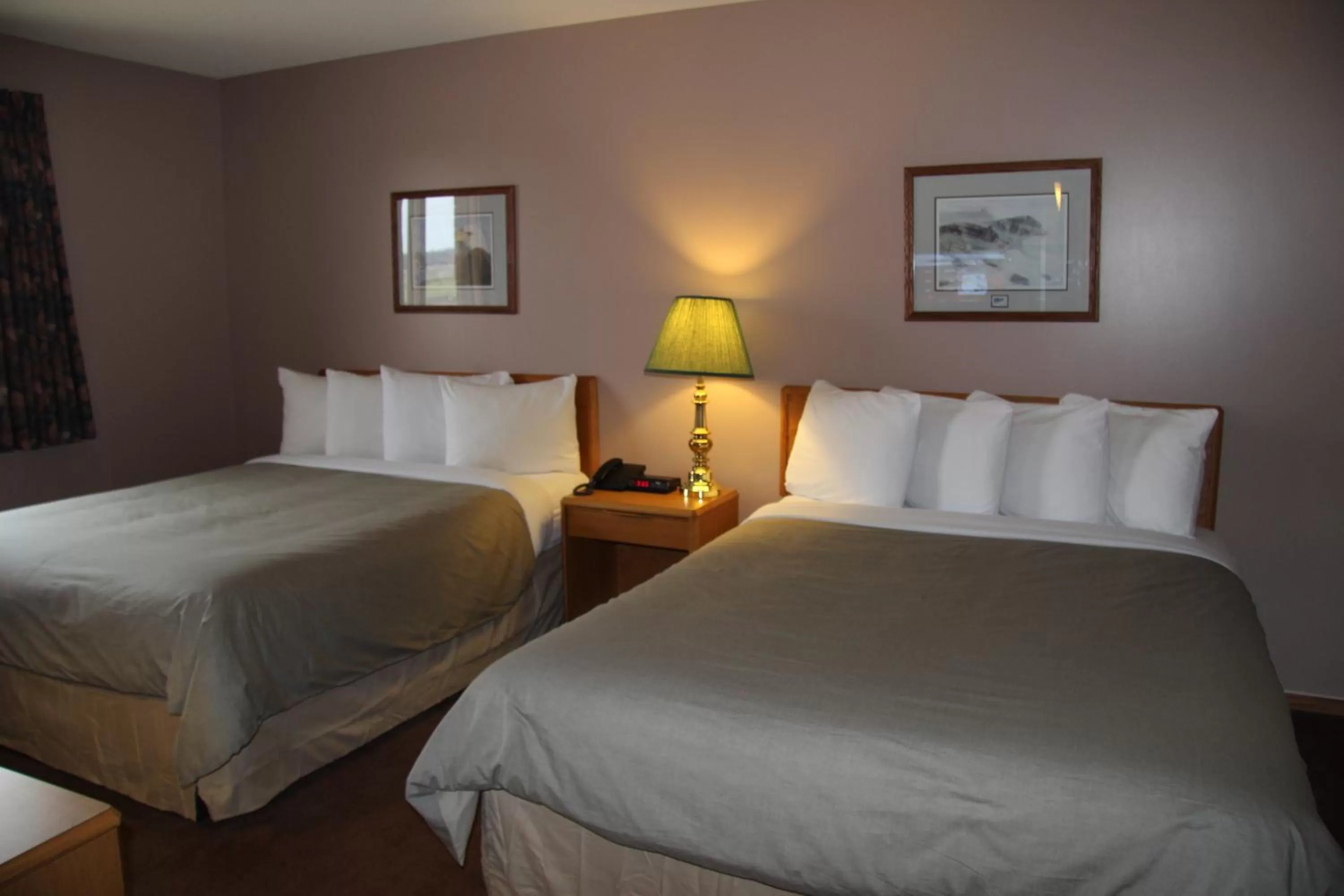 Bed in Canway Inn & Suites