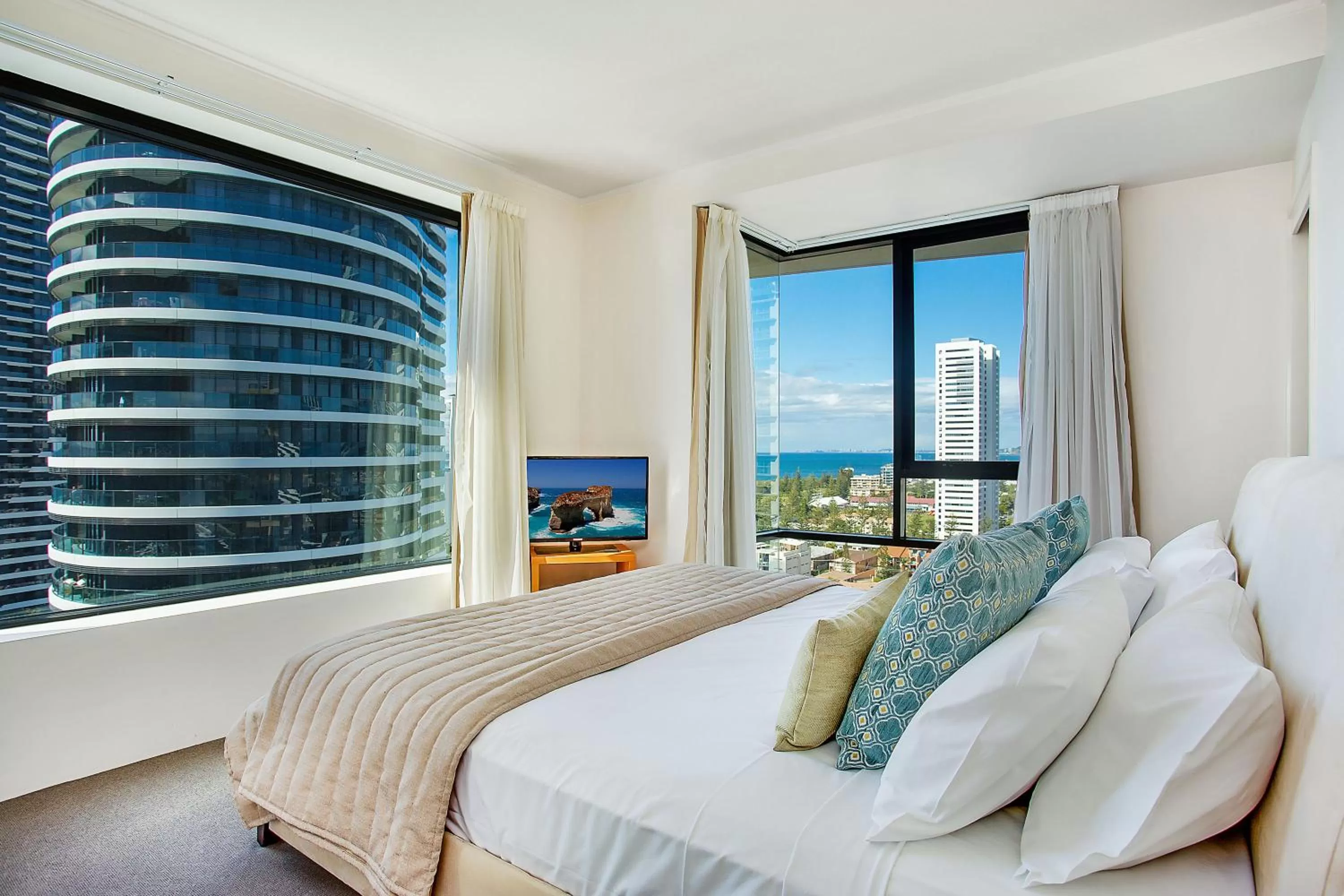 Bedroom, Bed in Mantra Broadbeach on the Park