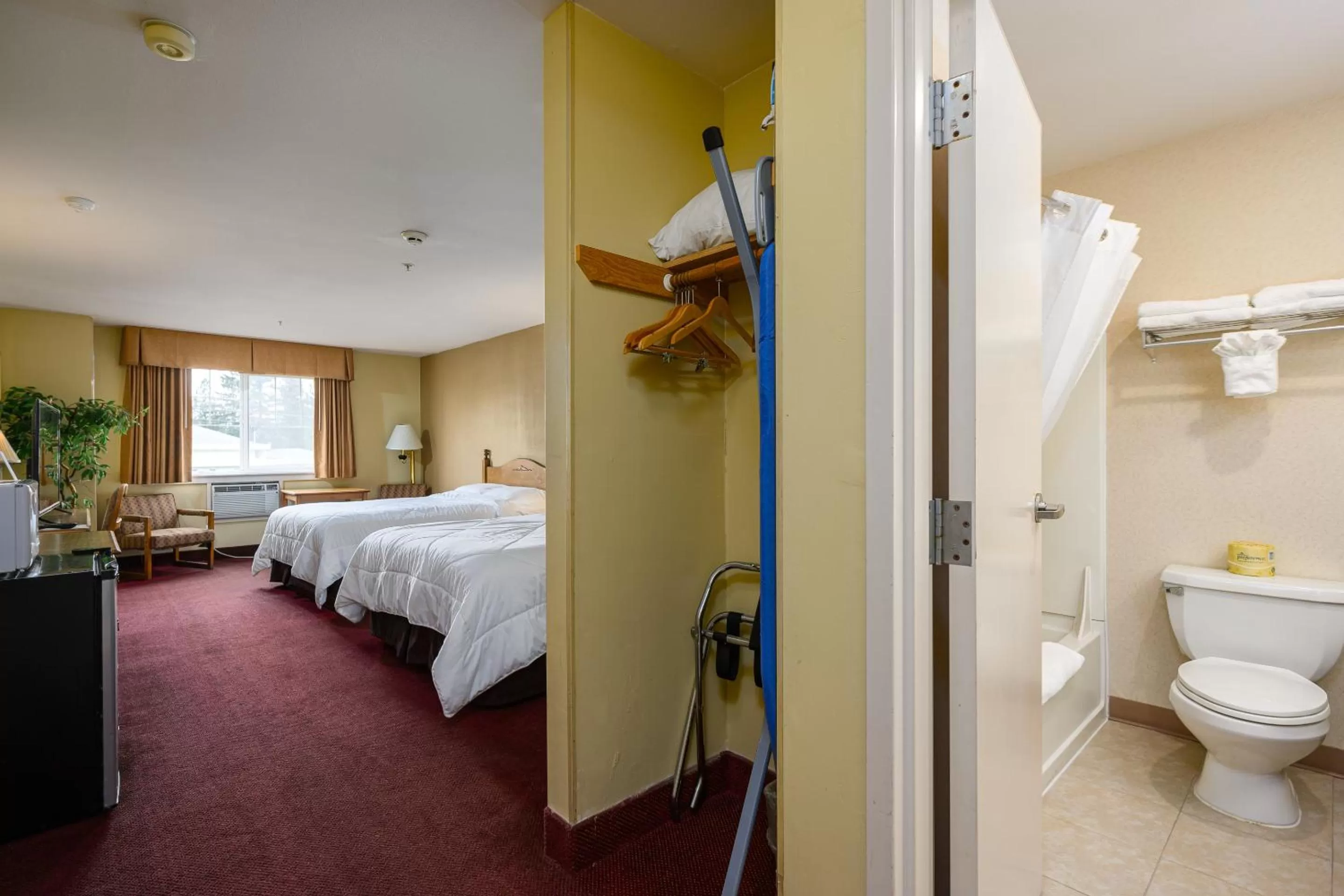 Bathroom, Bed in Three Rivers Inn Sedro Woolley