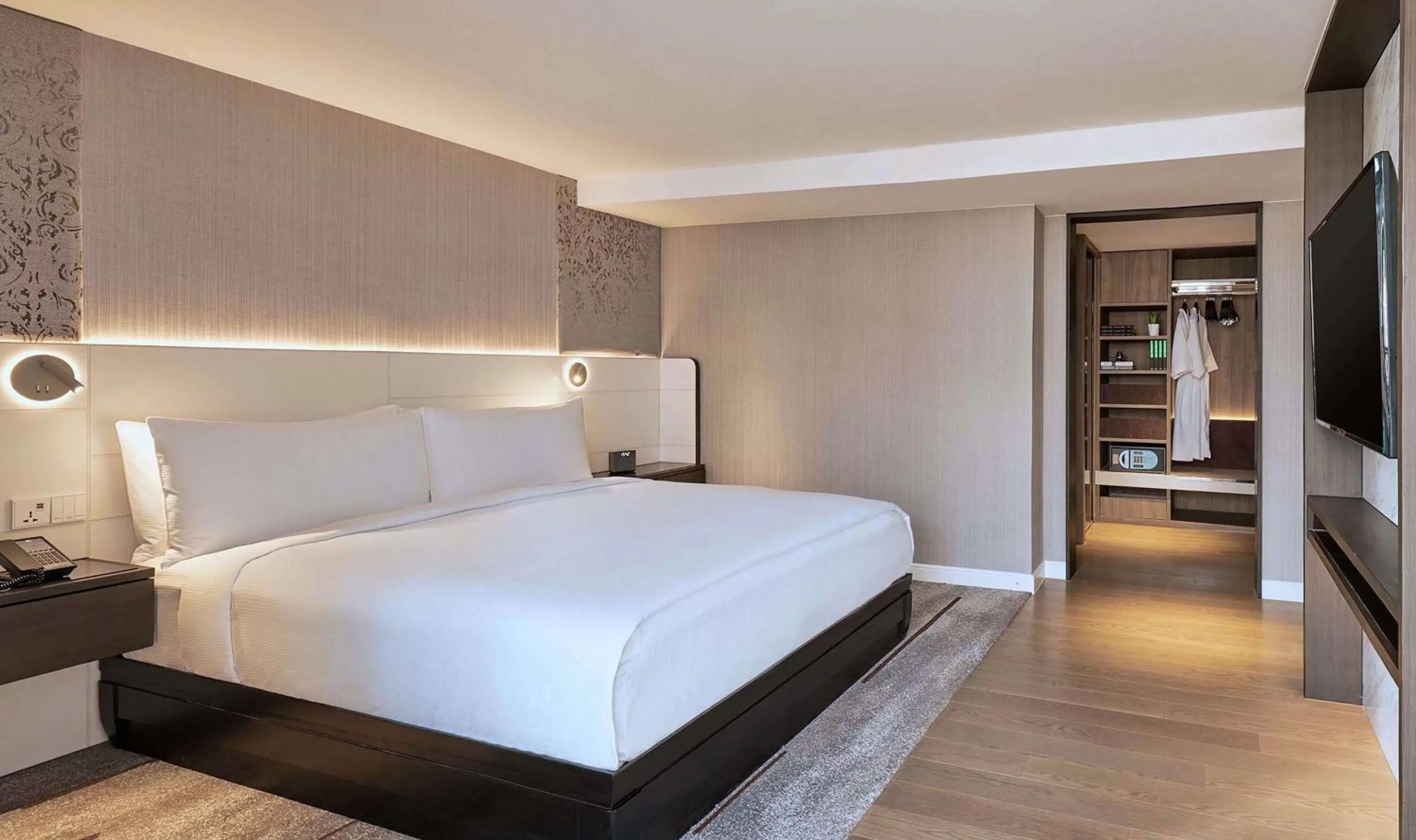 Bed in DoubleTree by Hilton Bangkok Ploenchit
