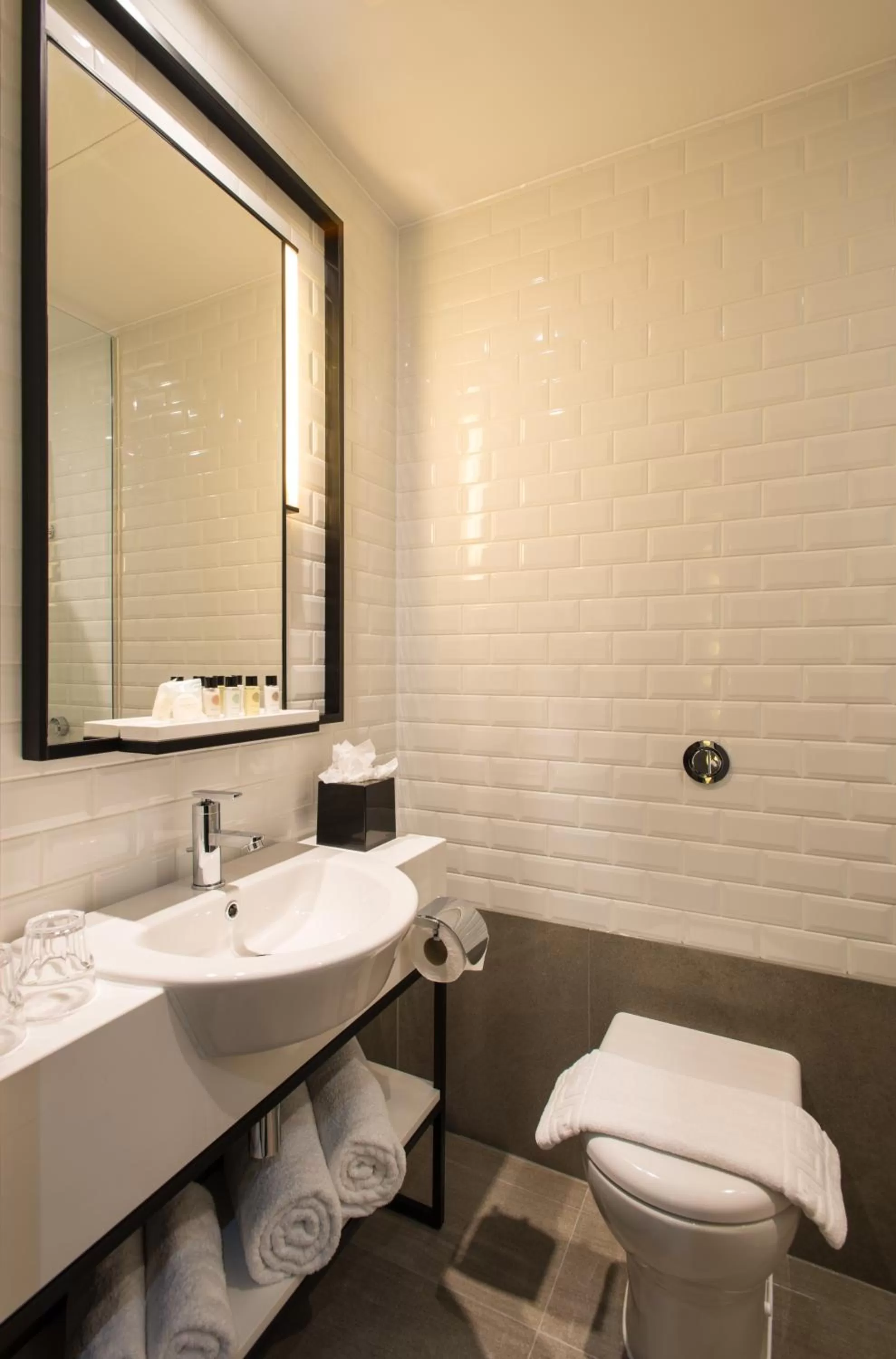 Bathroom in Aerotel London Heathrow Airport, Terminal 2 & Terminal 3