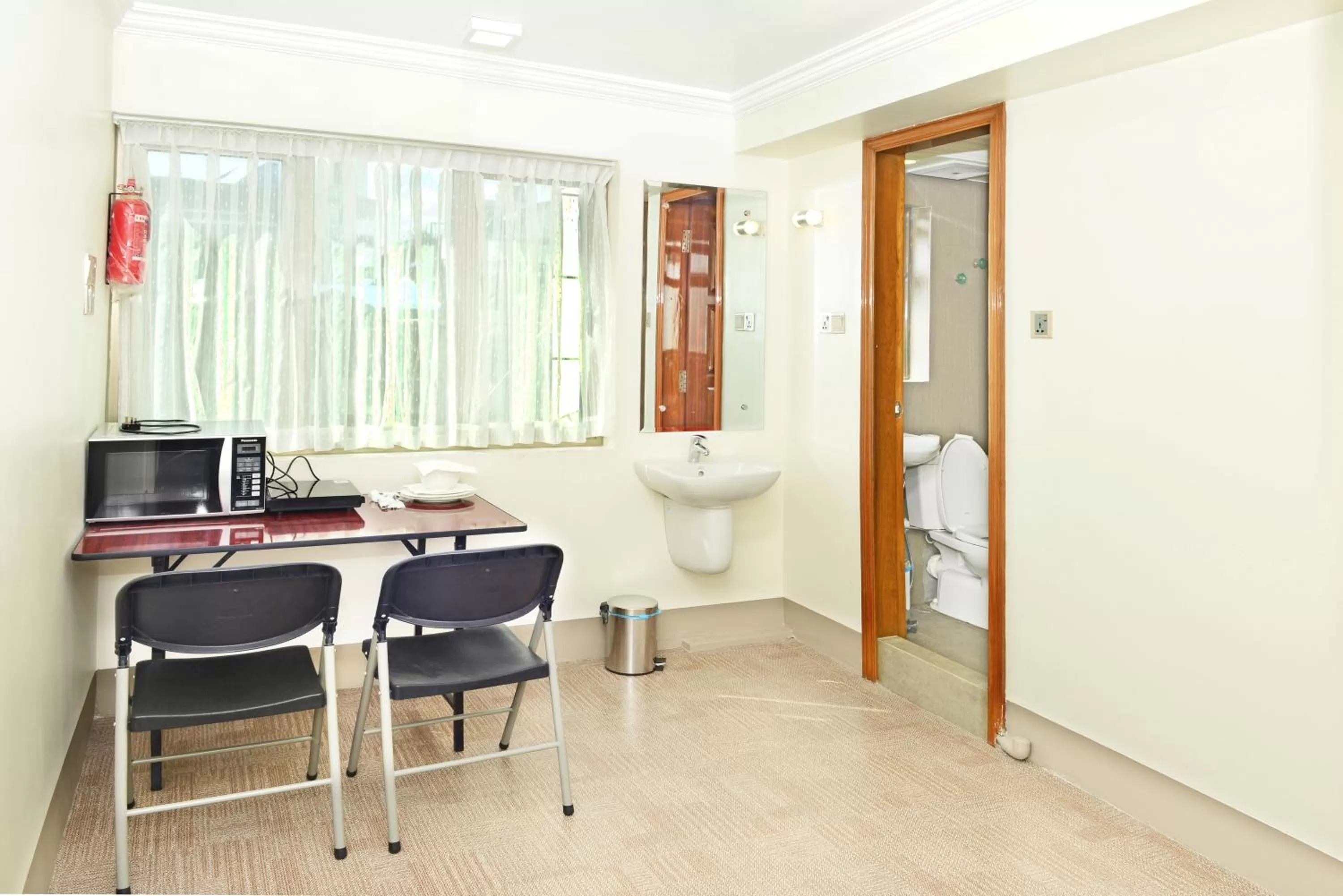 Shower in Hotel Bond