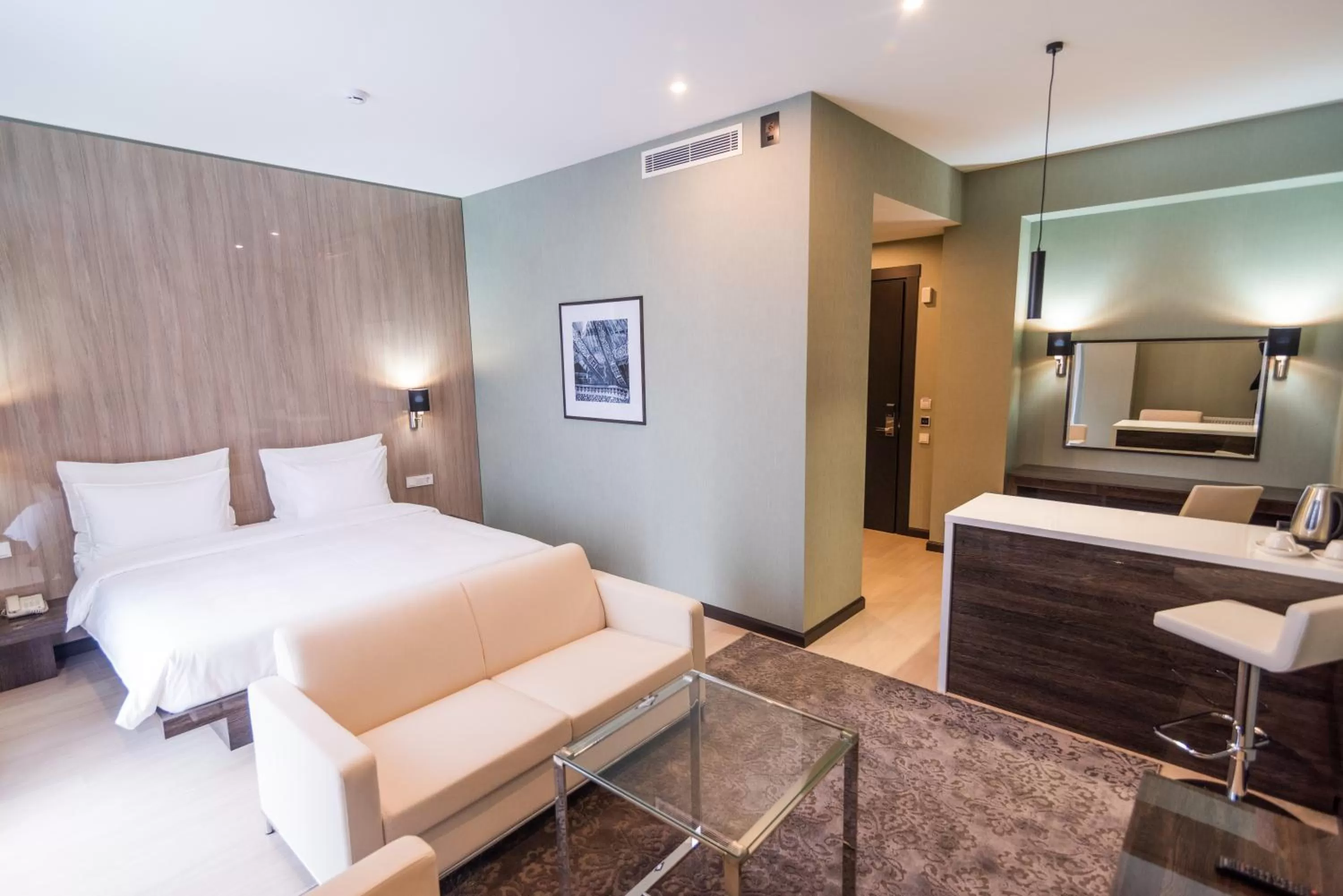 Bedroom, Bed in Resident City Hotel