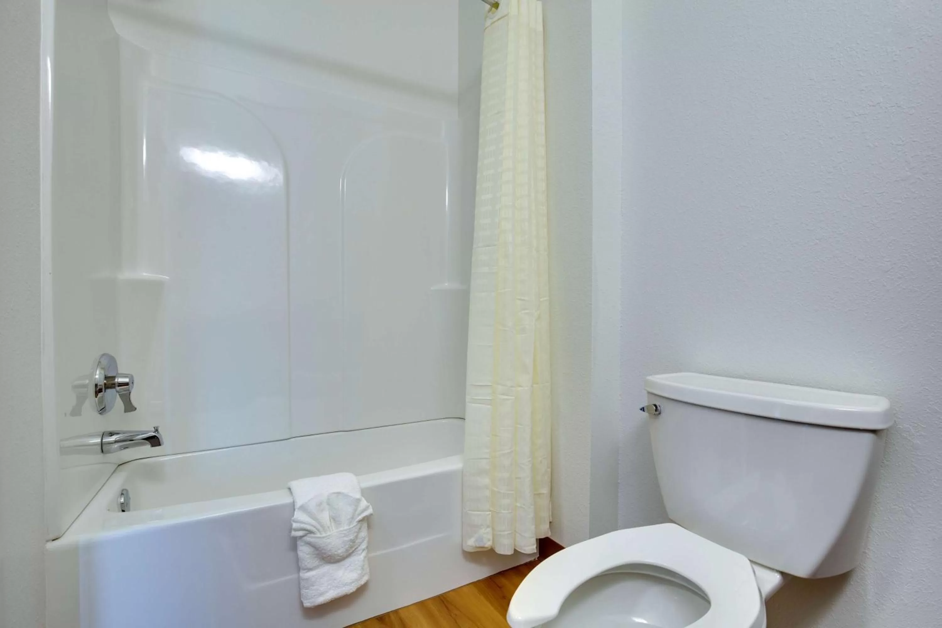 Photo of the whole room in Motel 6 Poplar Bluff, MO