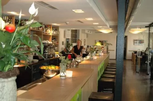 Restaurant/places to eat in OX Hotel