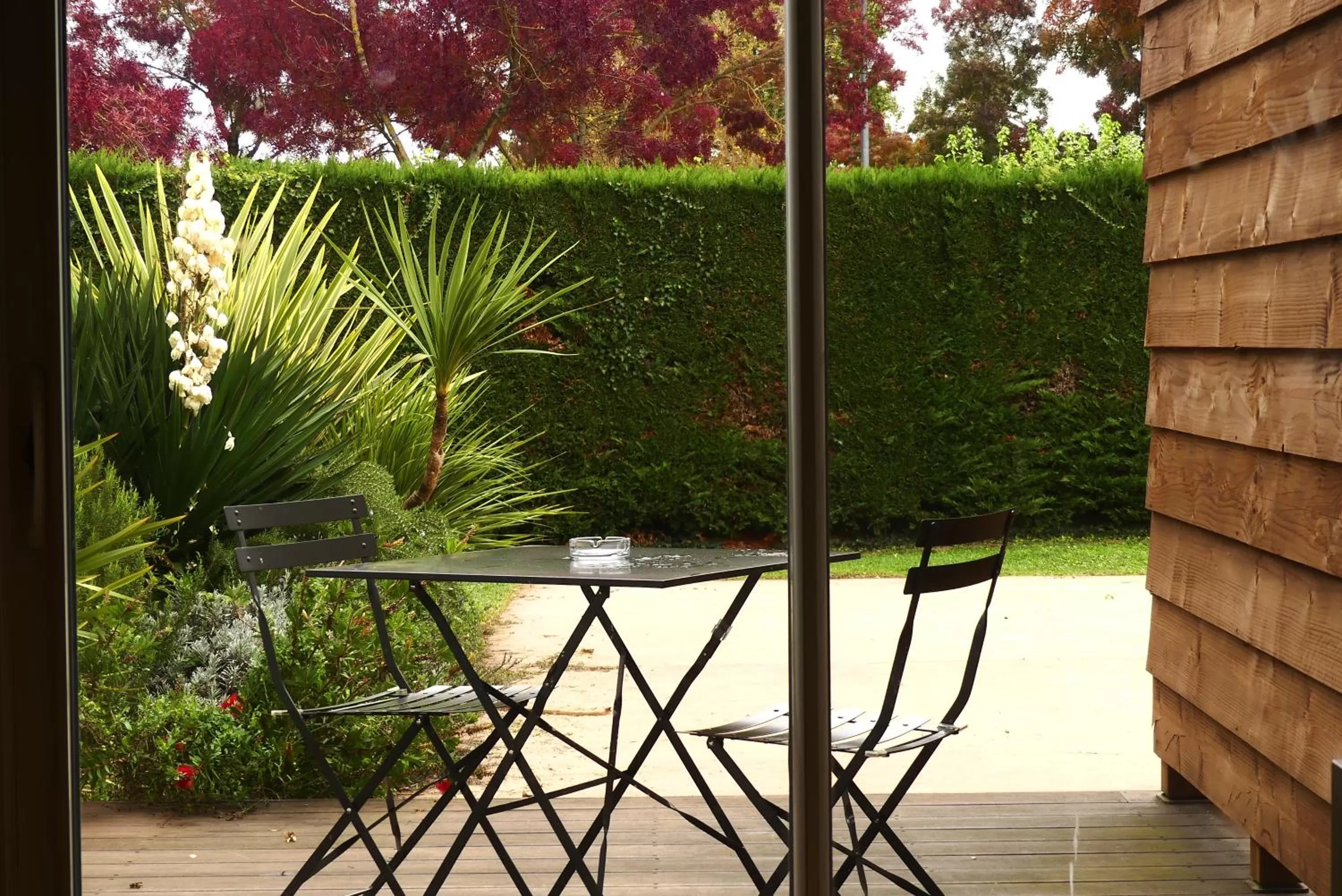 Patio in Contact Hôtel Le Provençal Bordeaux Lac