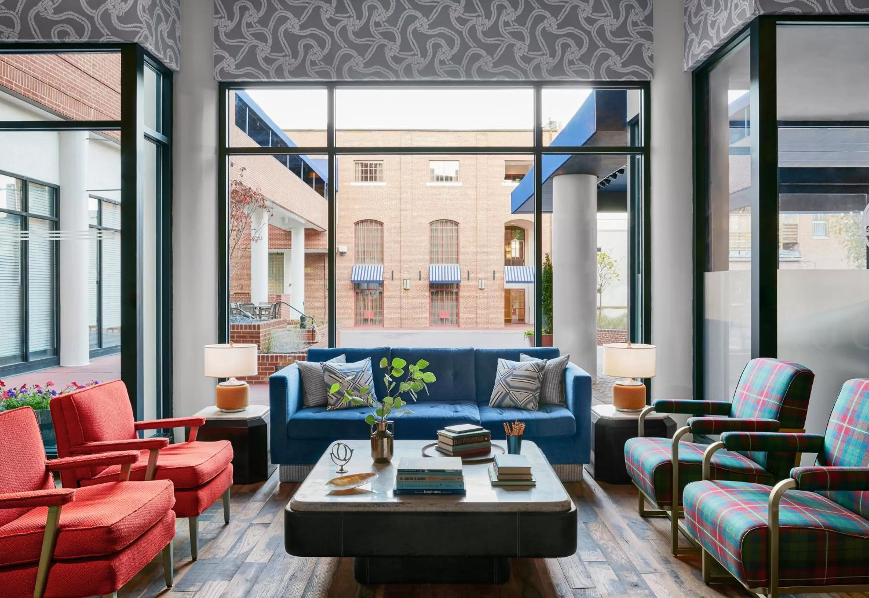 Communal lounge/ TV room in Graduate by Hilton Annapolis