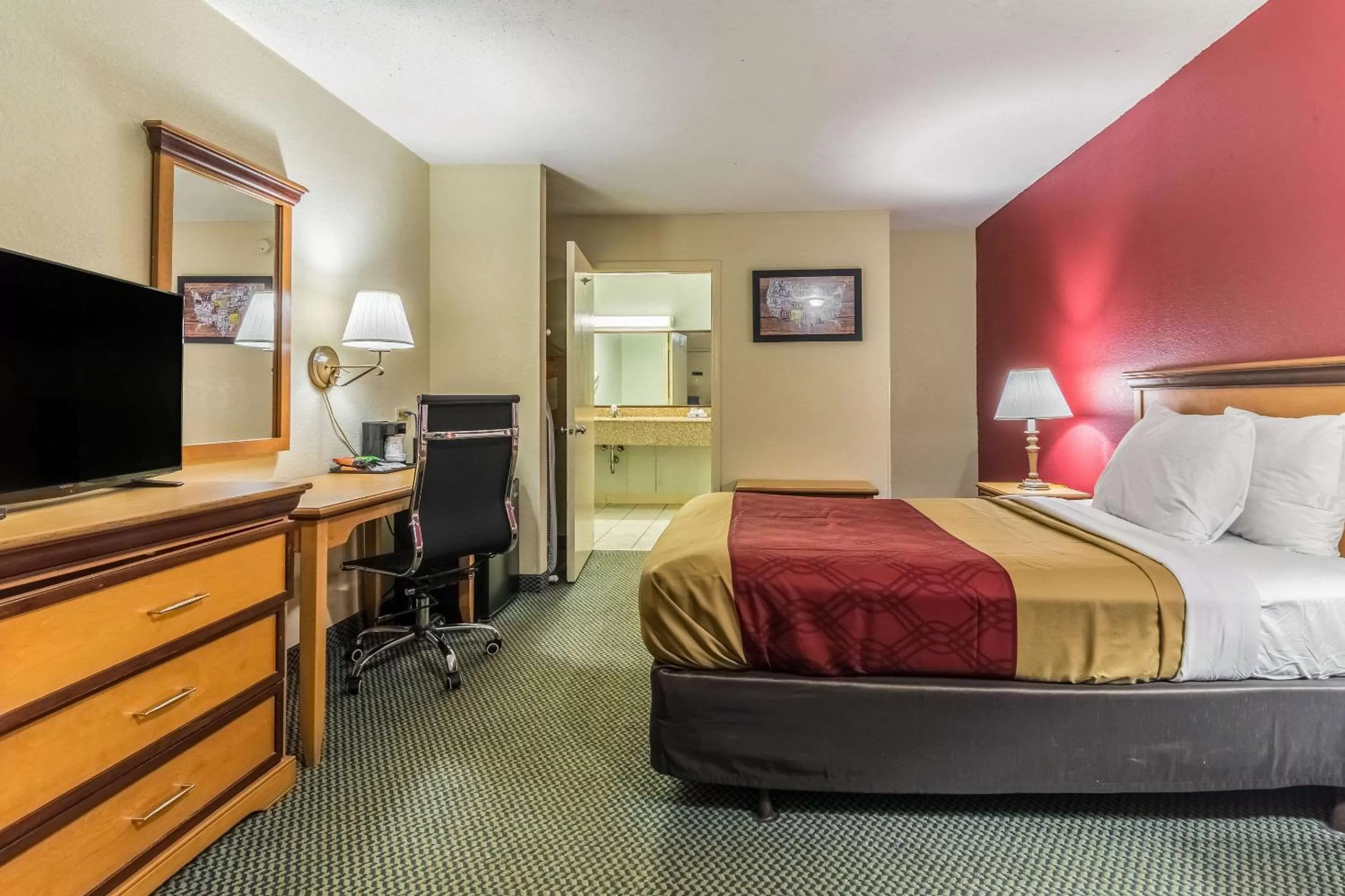 Photo of the whole room, Bed in Econo Lodge Whiteville