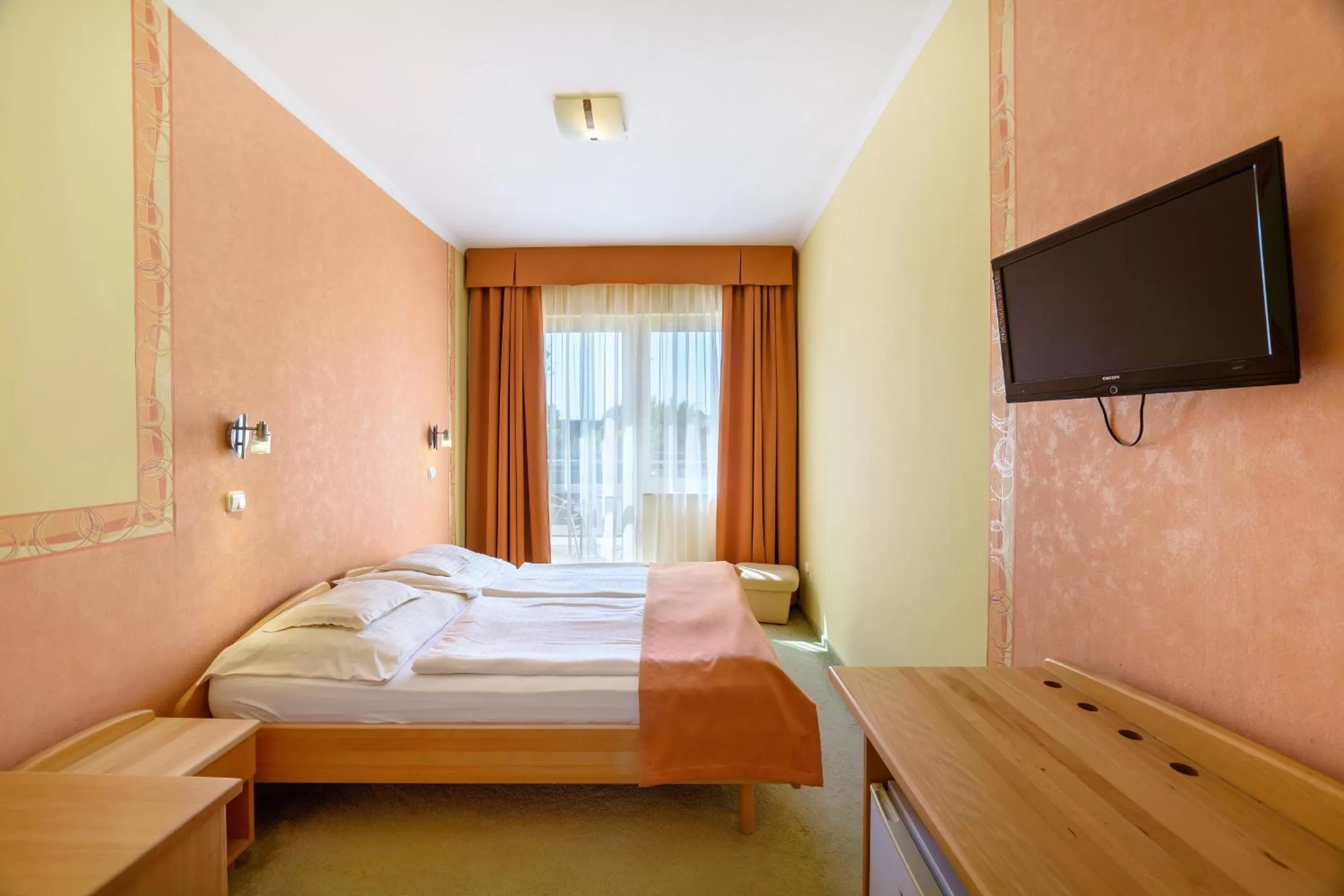 Photo of the whole room, Bed in Hotel Négy Évszak