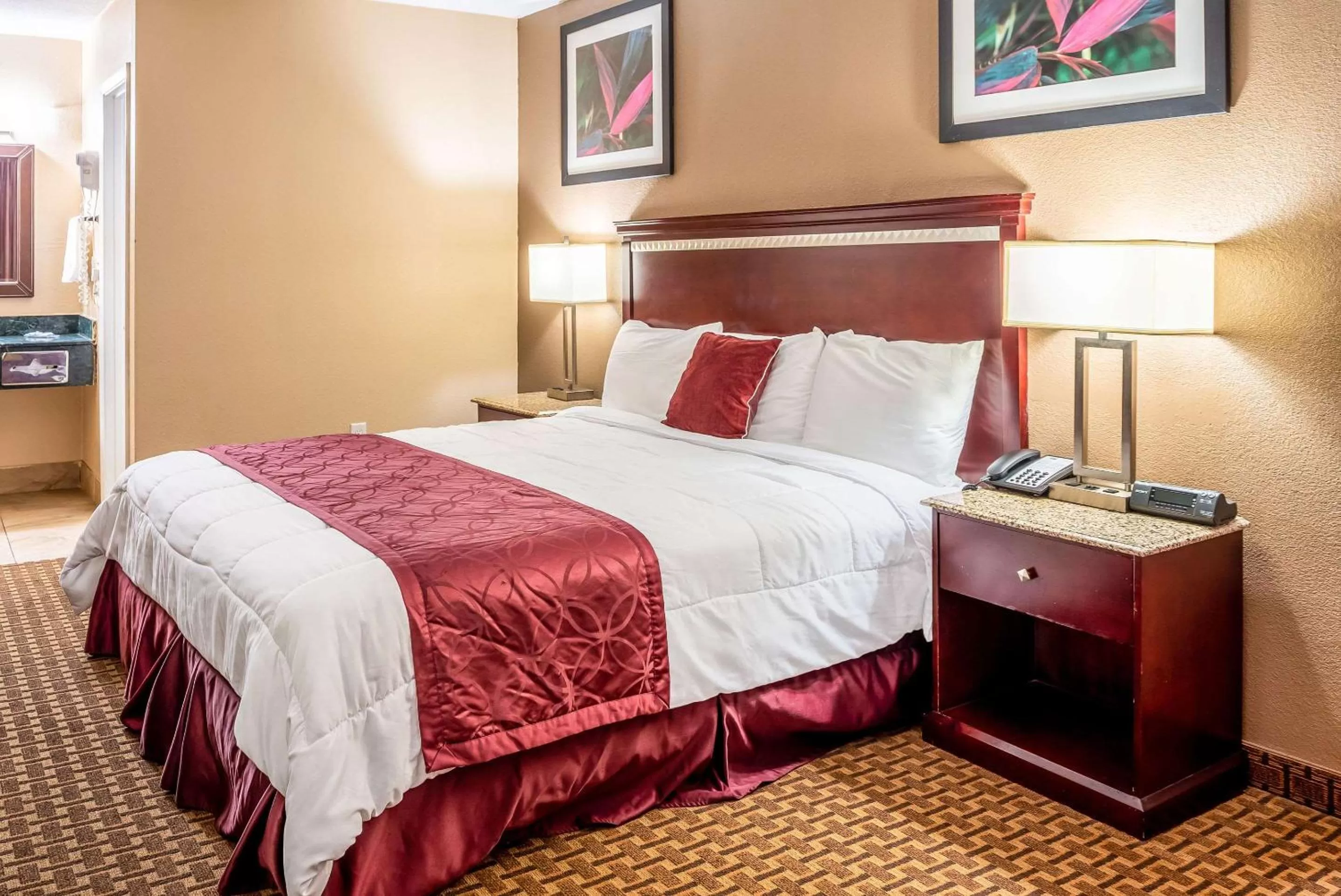 Photo of the whole room, Bed in Rodeway Inn Bushnell