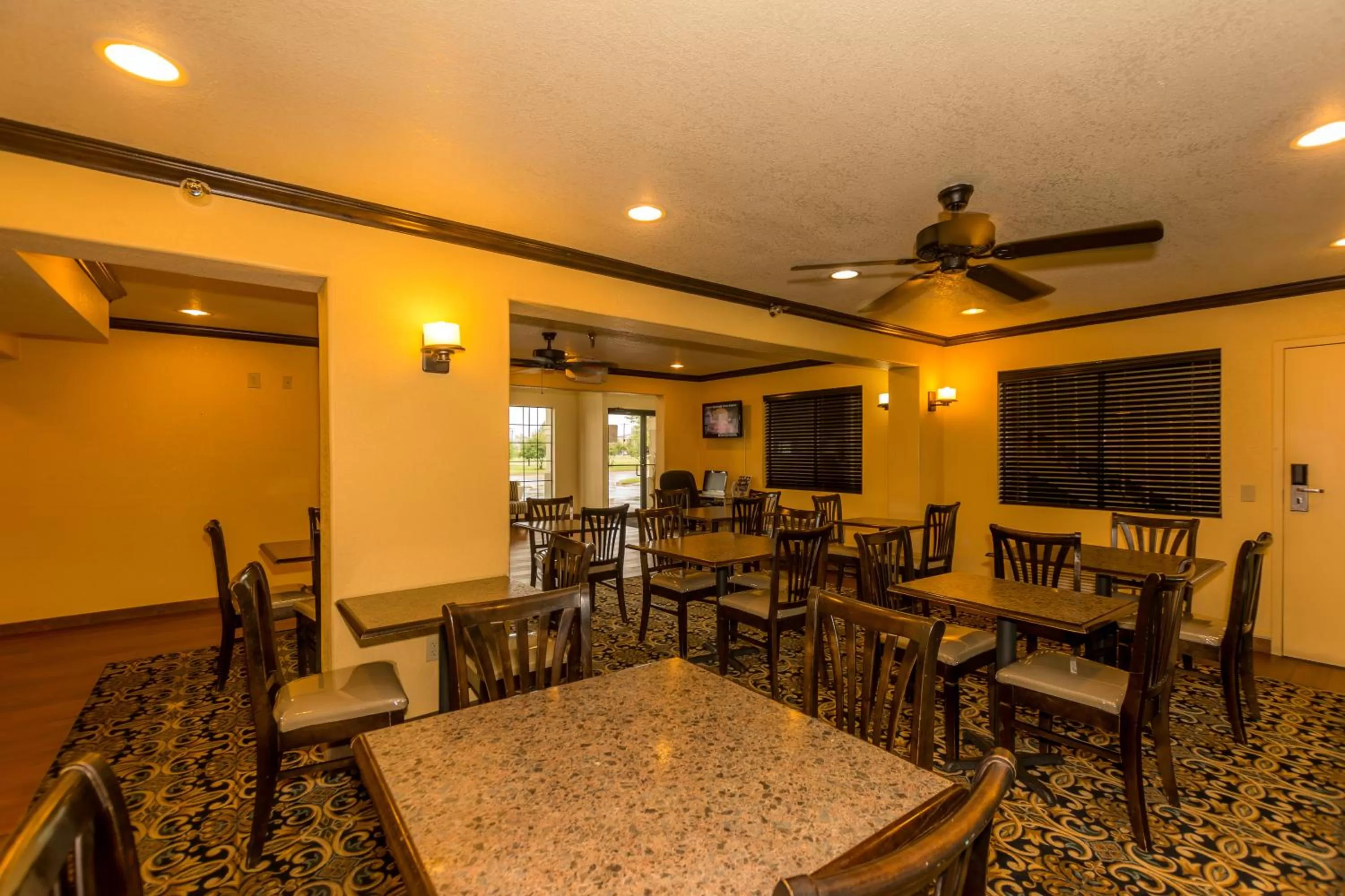 Restaurant/places to eat in Super 8 by Wyndham Oklahoma Airport Fairgrounds West