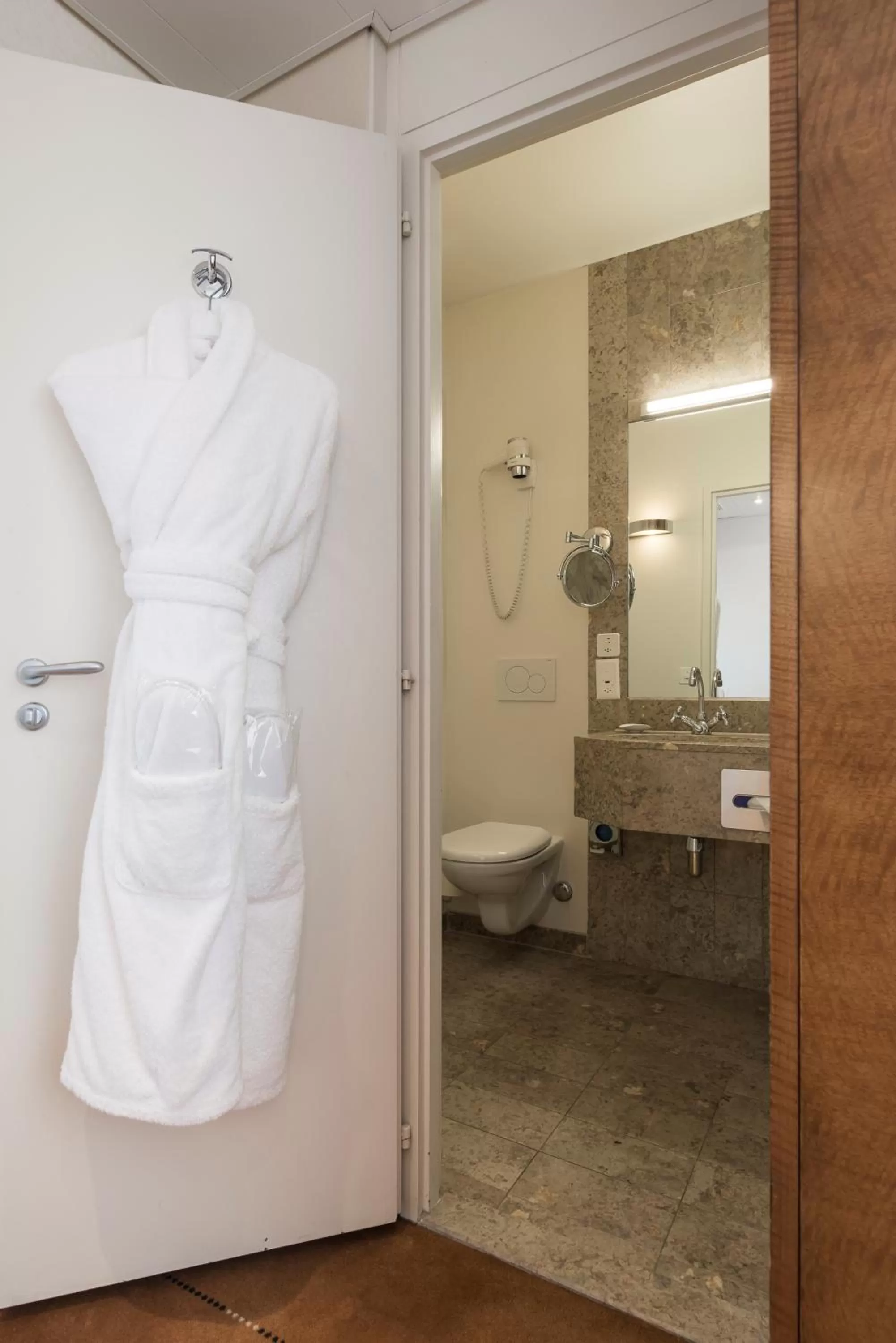 Shower in Warwick Geneva