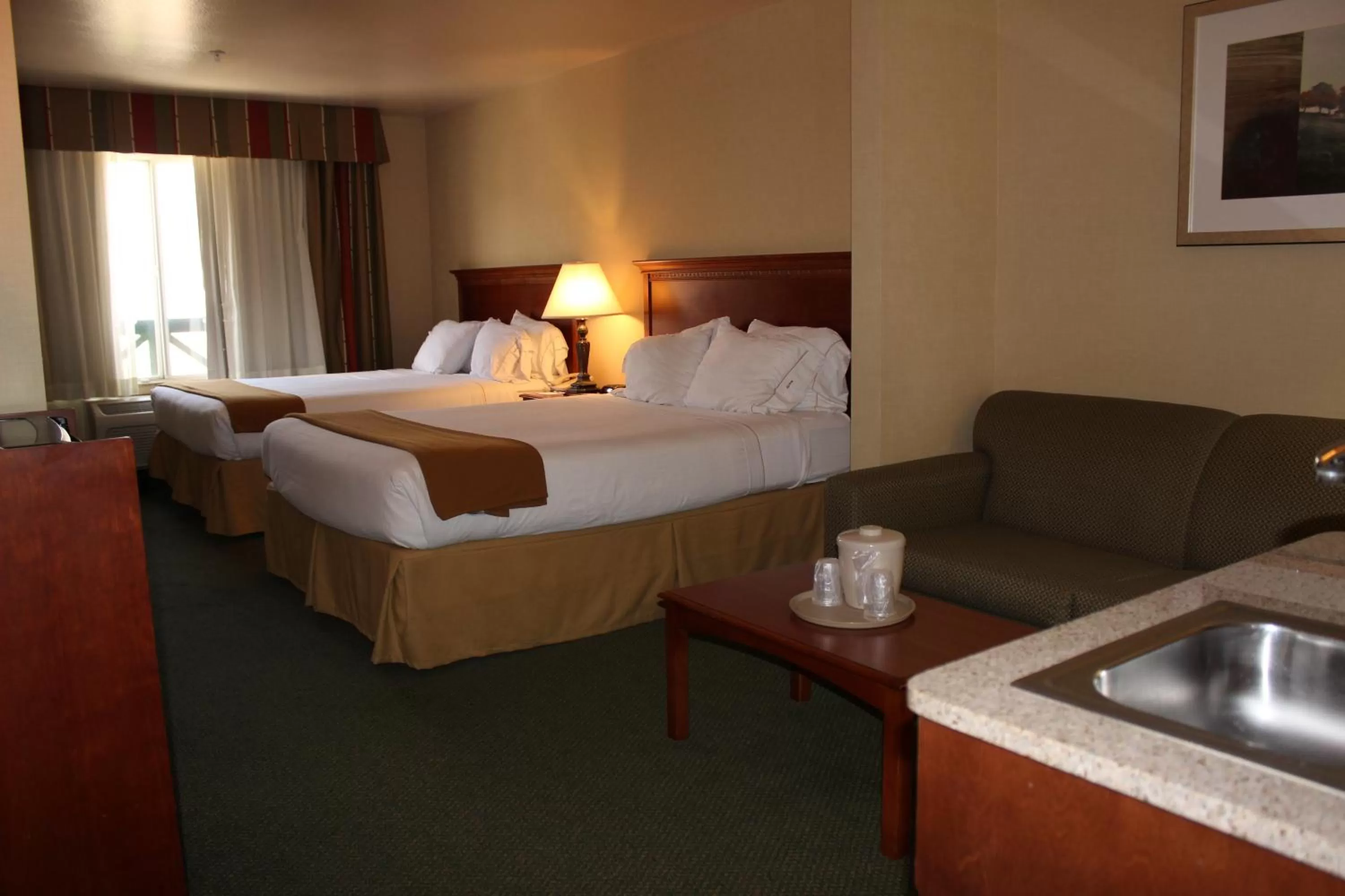 Bed in Holiday Inn Express Tehachapi by IHG