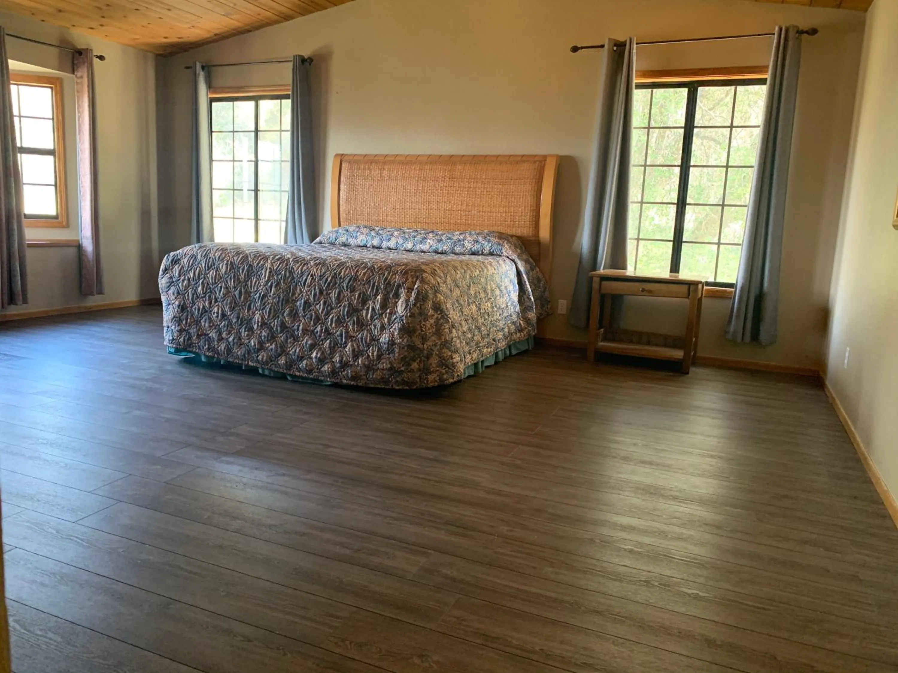 Bed in Mountain Trail Lodge and Vacation Rentals