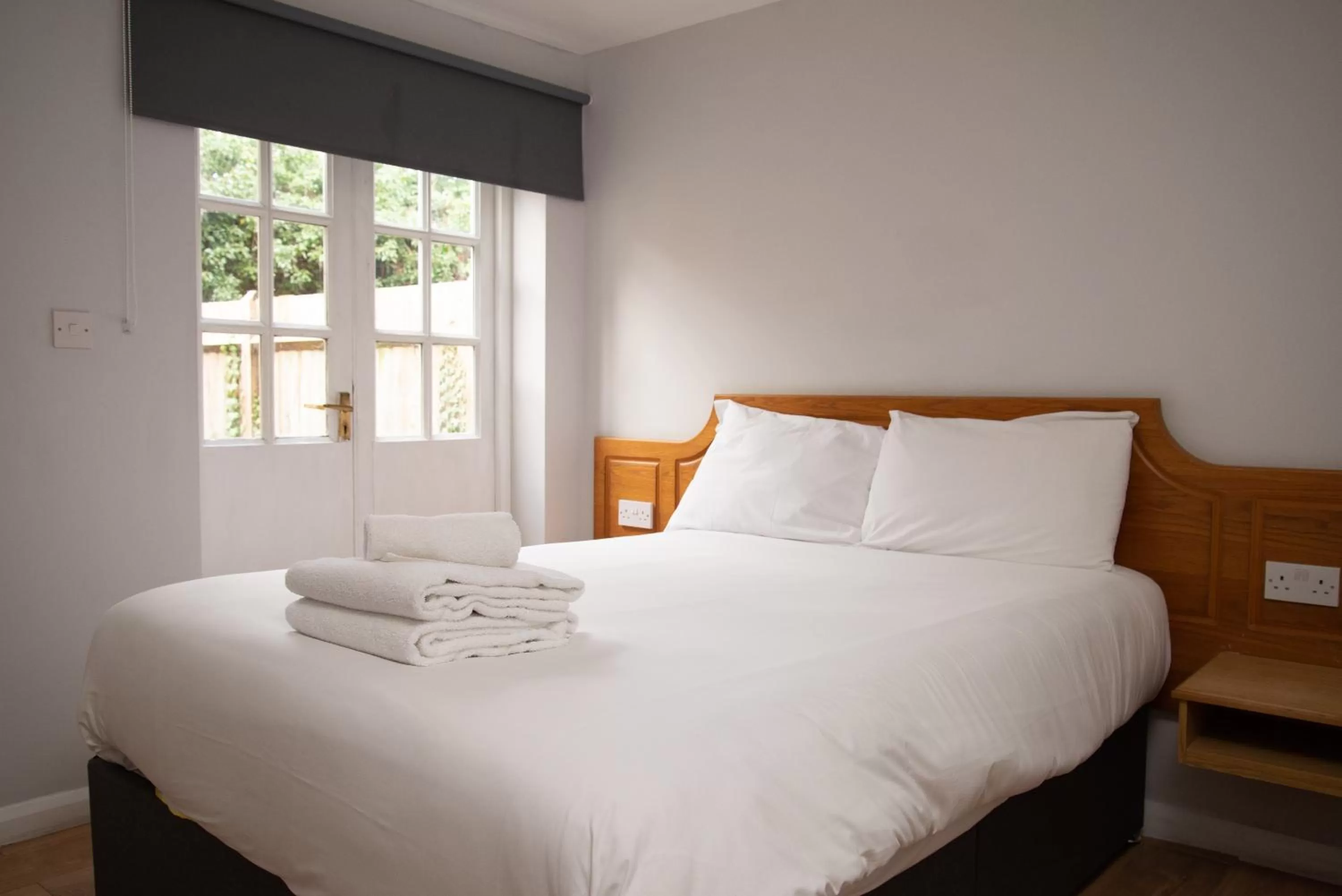 Bedroom, Bed in Royal Hotel, Bar & Grill