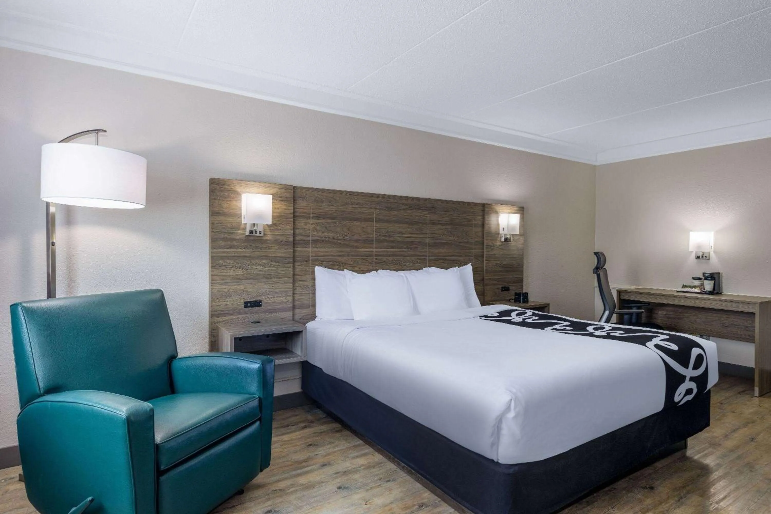 Deluxe King Suite - Non-Smoking in La Quinta Inn & Suites by Wyndham Kansas City Lenexa
