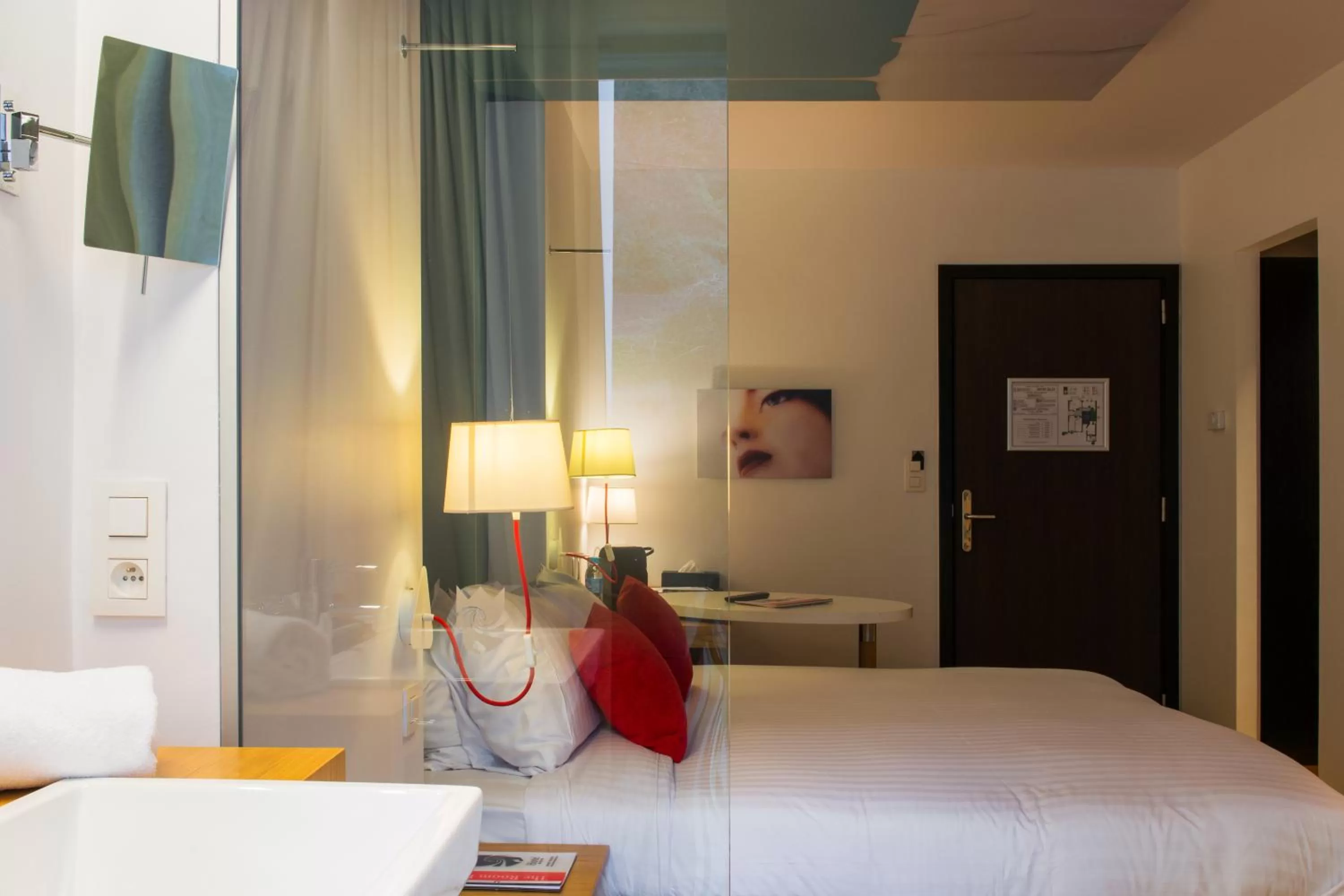 Photo of the whole room, Bed in Hotel The Royal Snail