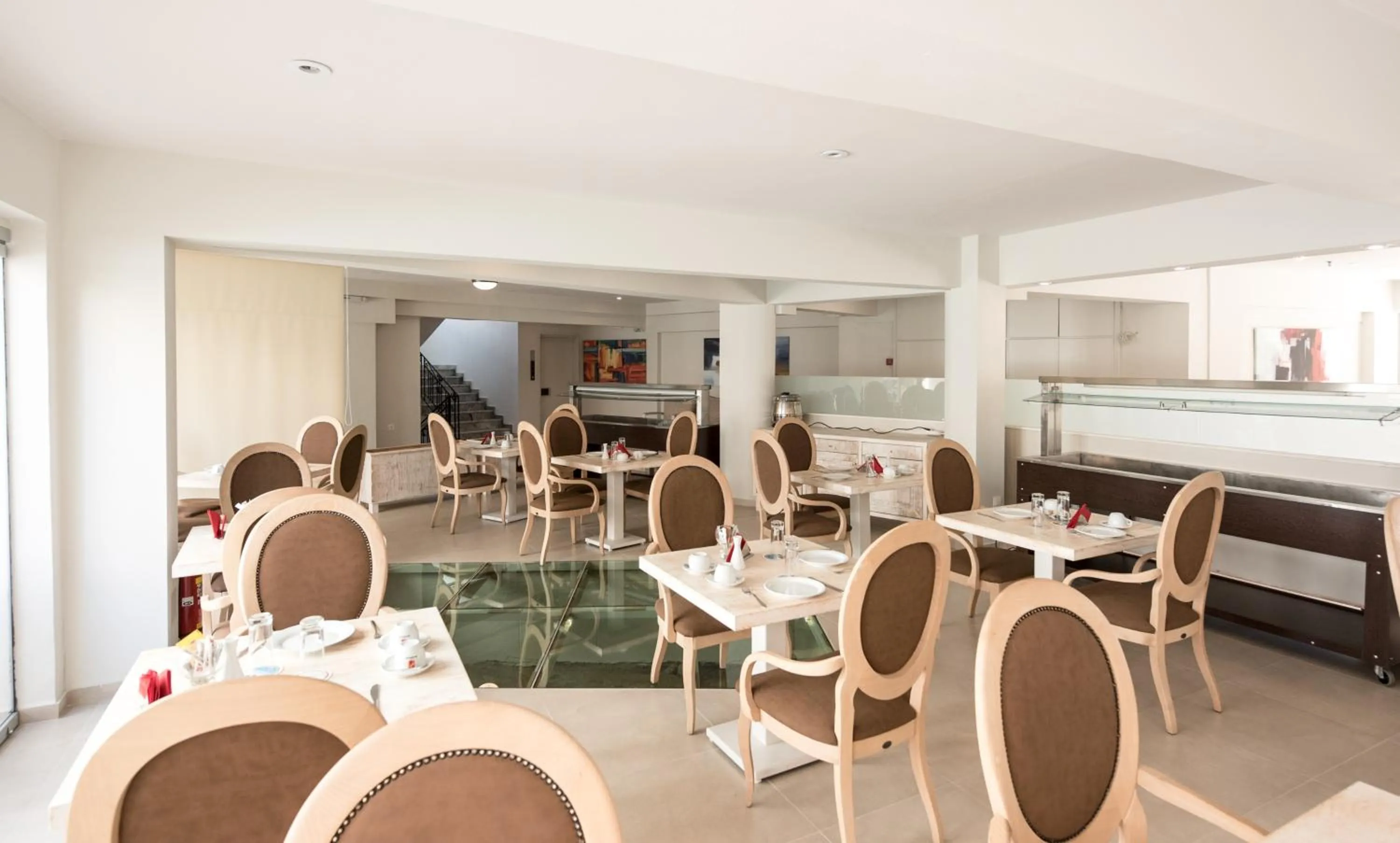 Restaurant/places to eat in Artemis Hotel Apartments