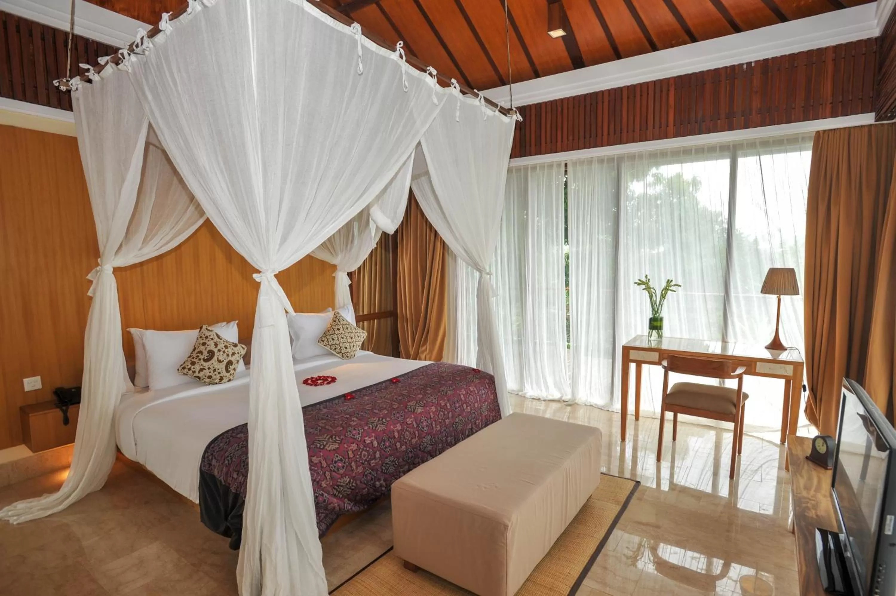 Photo of the whole room, Bed in Komaneka at Rasa Sayang Ubud