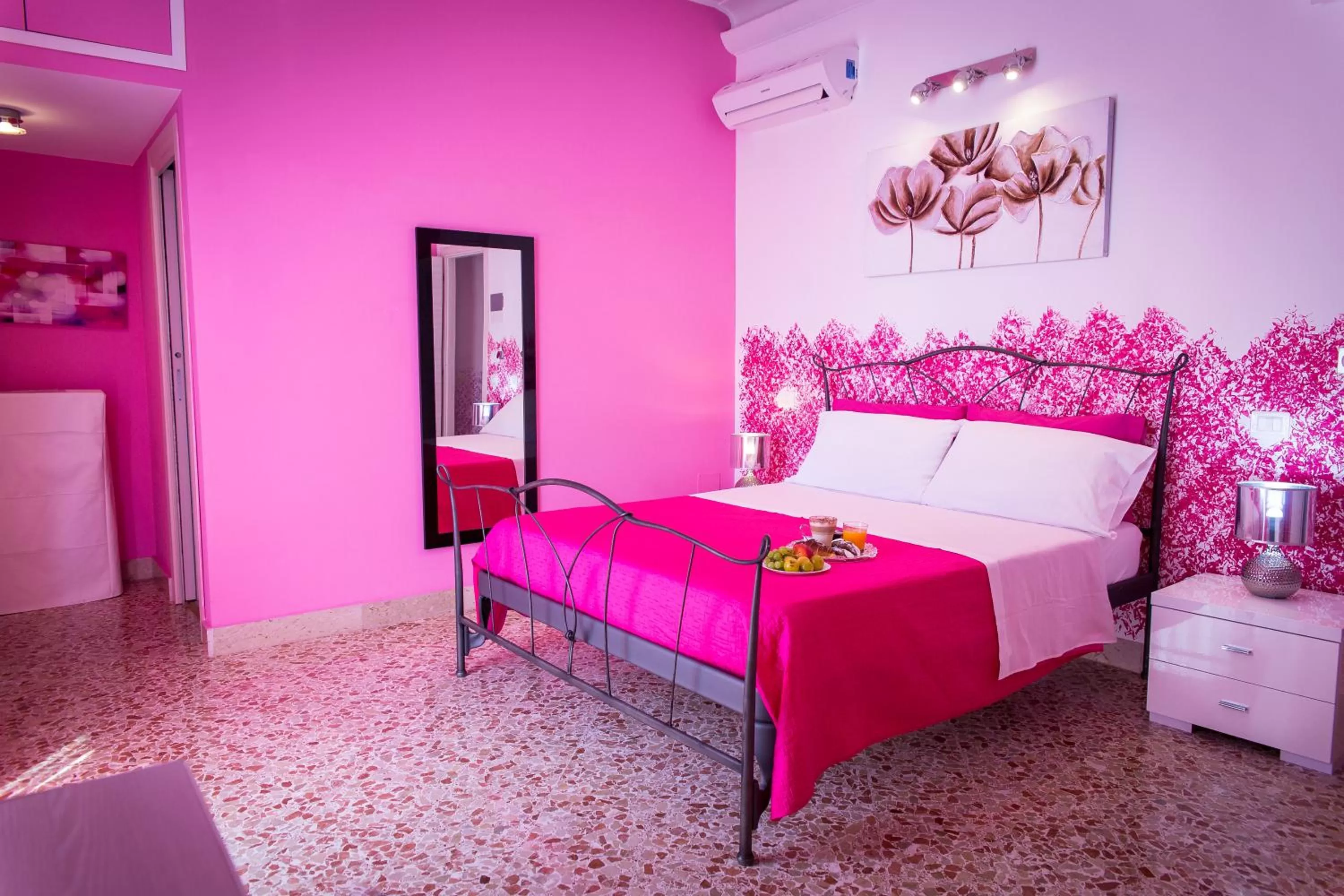 Photo of the whole room, Bed in Colors B&B