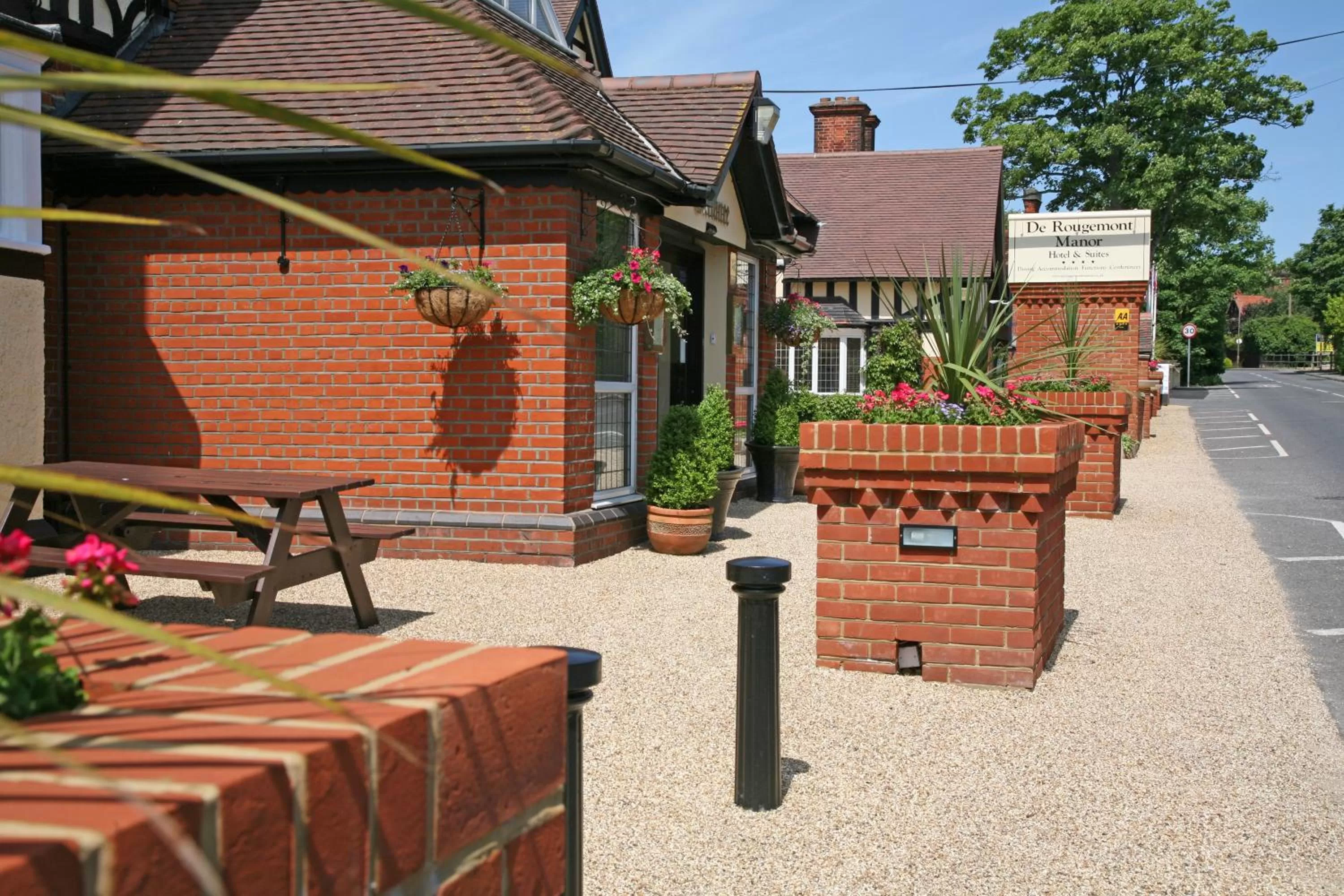 Facade/entrance in De Rougemont Manor