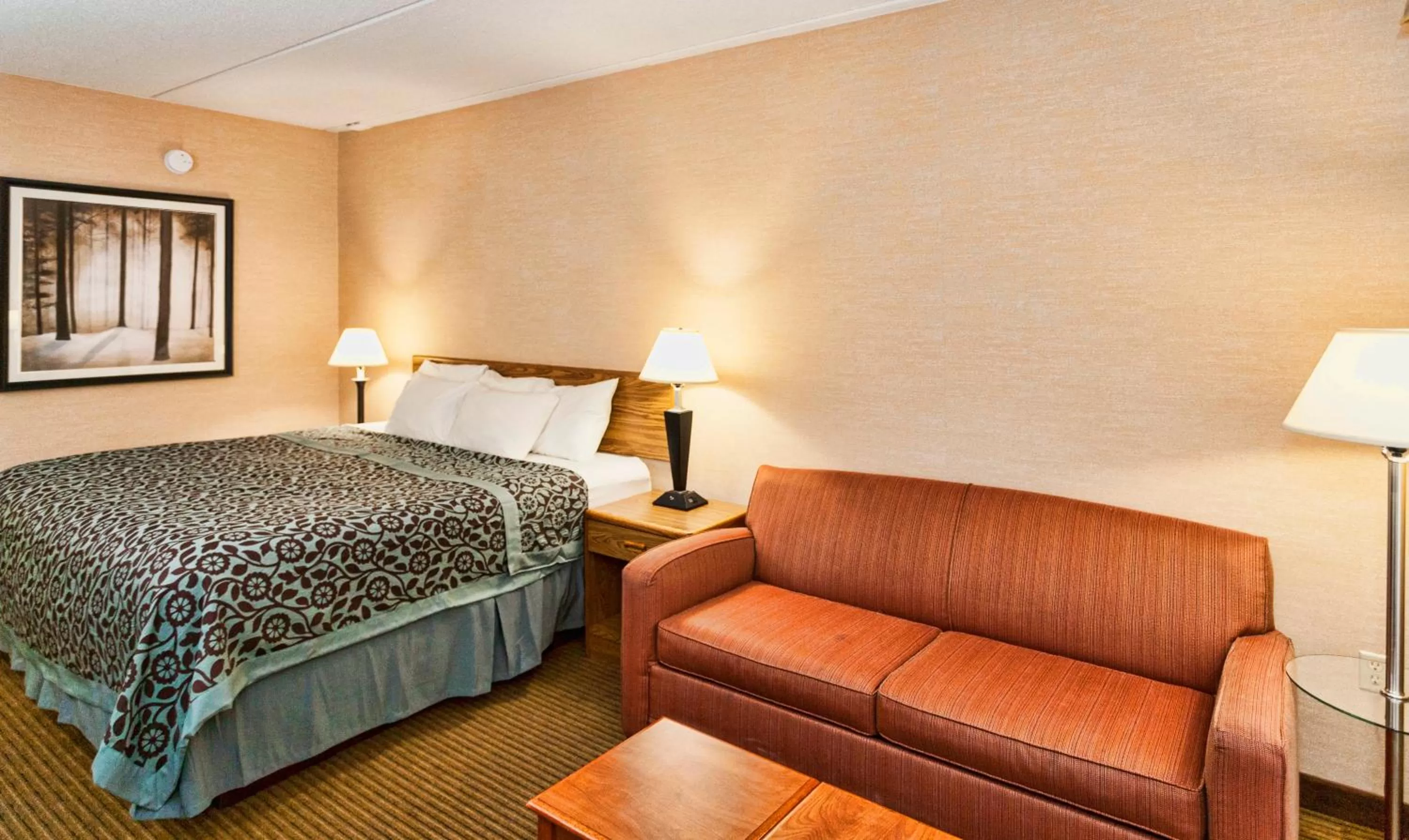Photo of the whole room, Bed in Days Inn by Wyndham Duluth Lakewalk