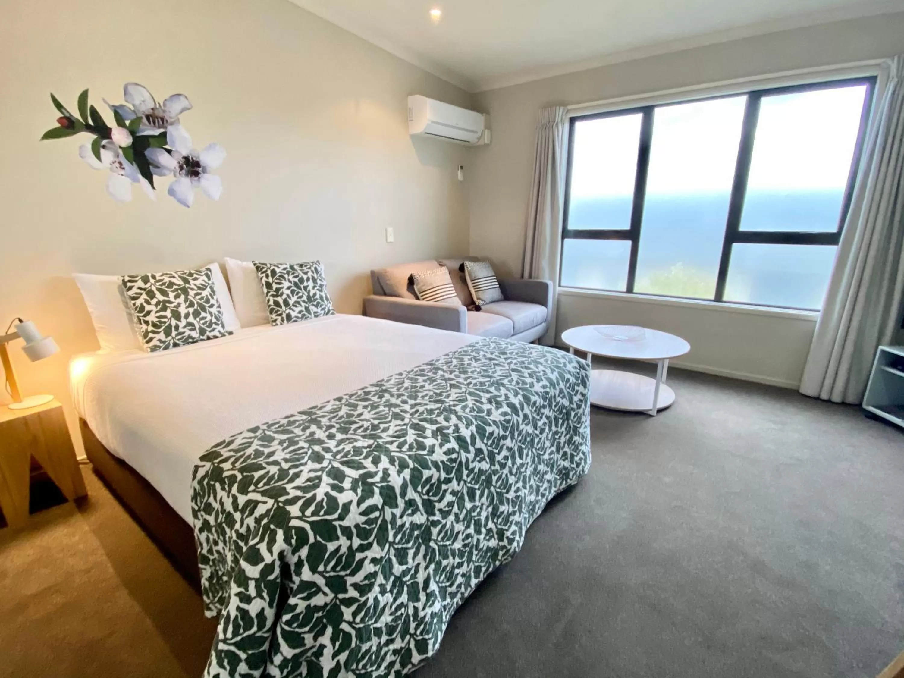 Bedroom, Bed in Alpine Lake Motel