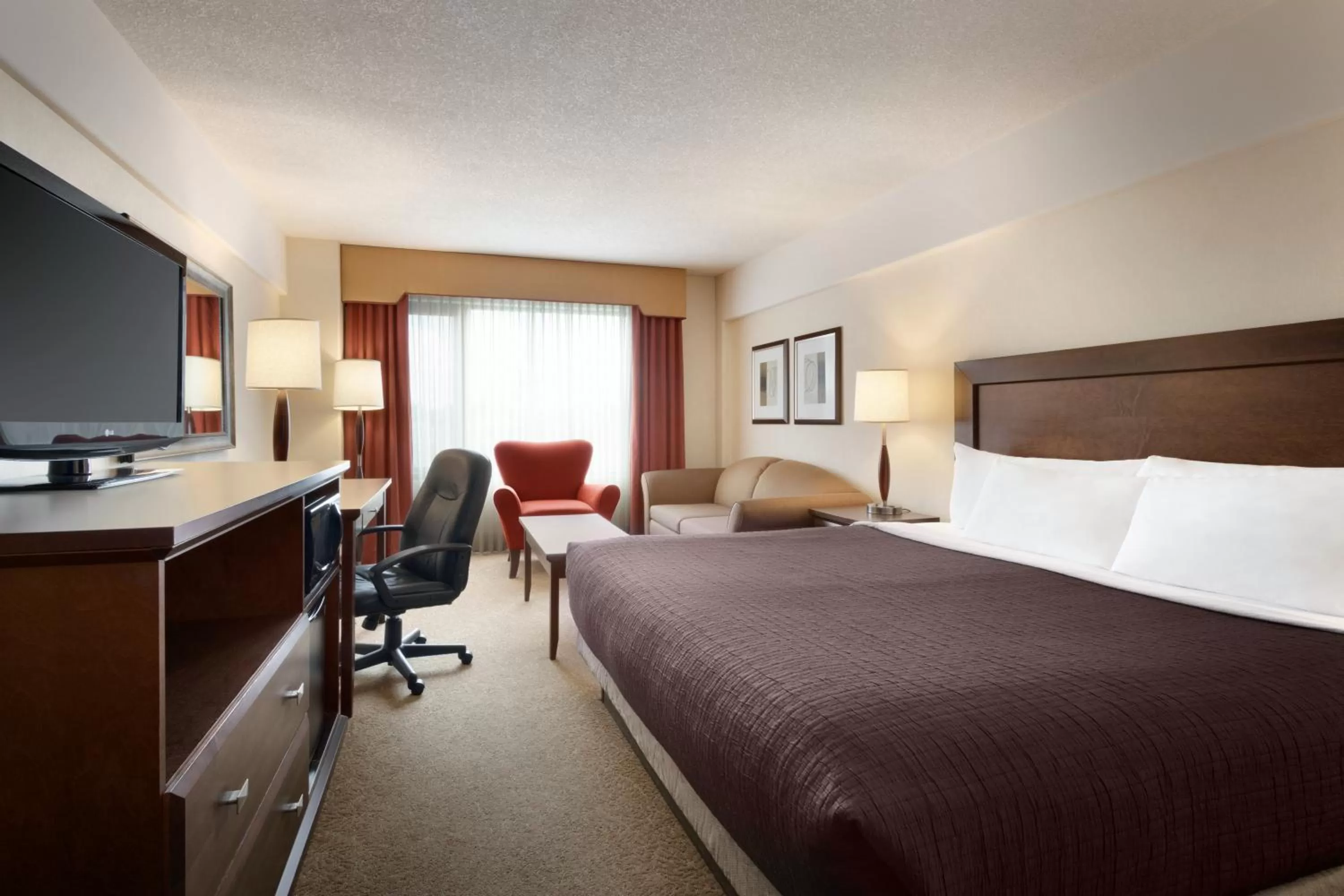 Photo of the whole room, Bed in Travelodge Hotel by Wyndham Saskatoon