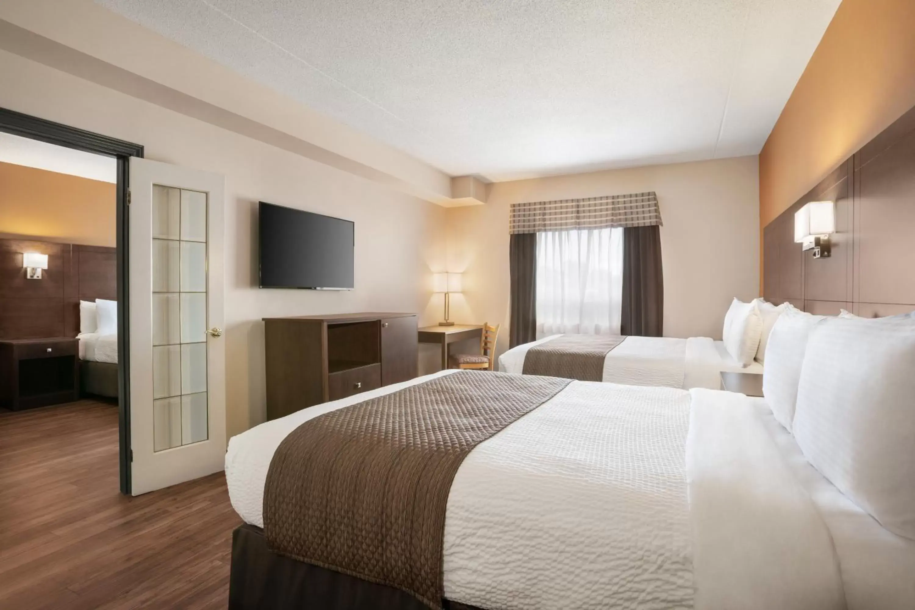 Efficiency Family Deluxe Room - Non-Smoking in Days Inn by Wyndham Leamington Efficiency Family Deluxe Room - Non-Smoking in Days Inn by Wyndham Leamington