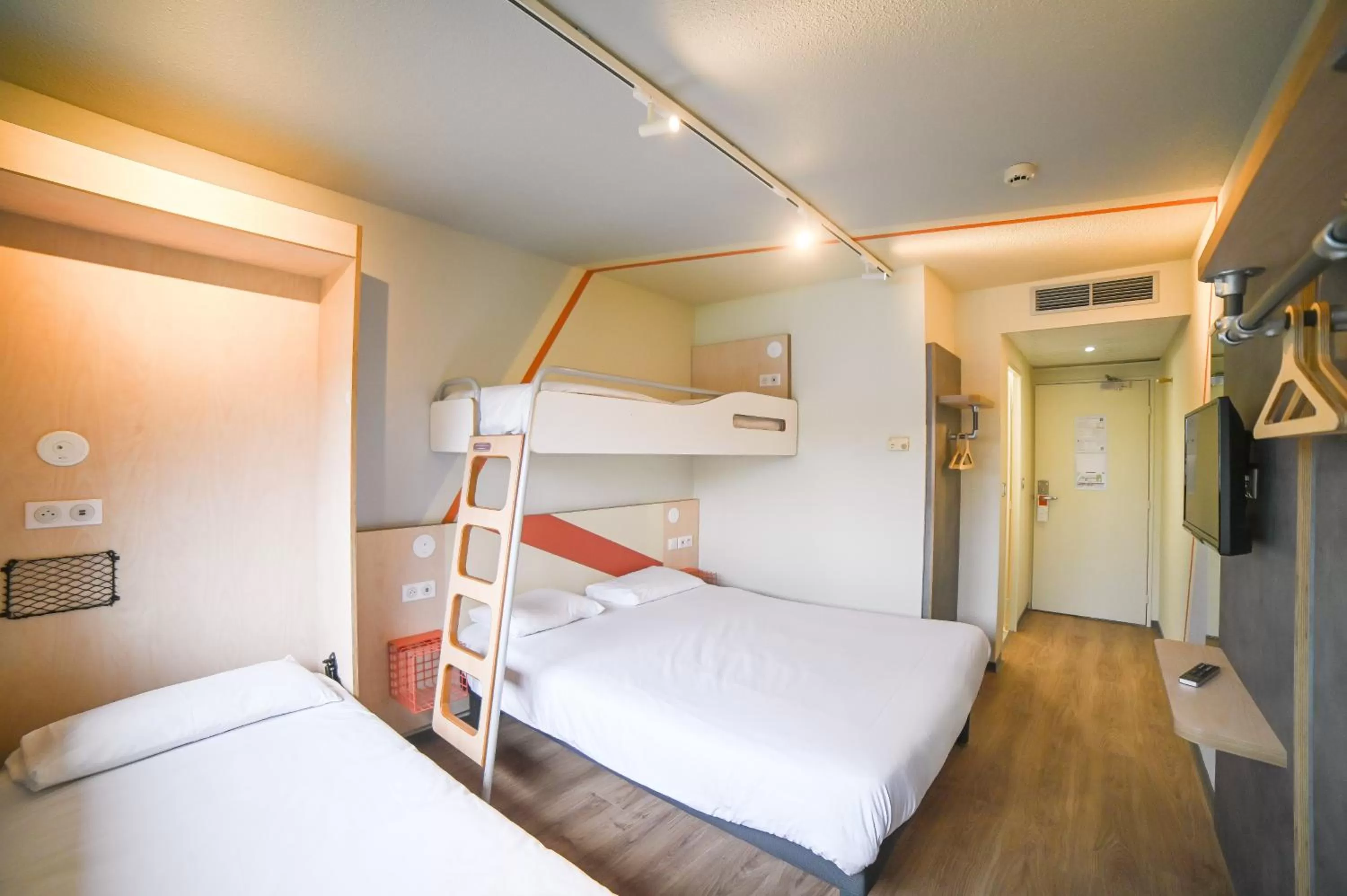Bedroom, Bunk Bed in ibis budget Site du Futuroscope