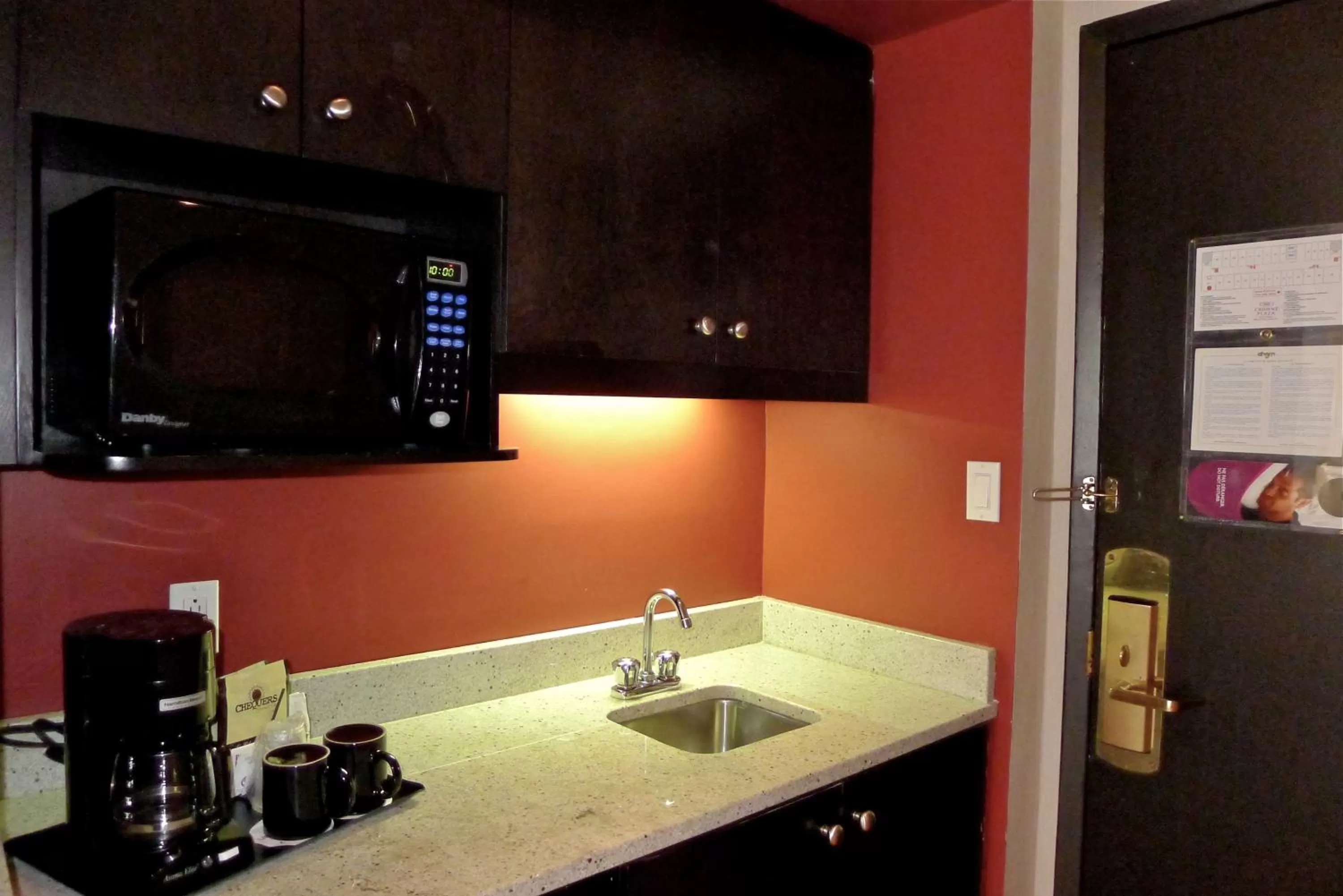 Kitchen or kitchenette in Armon Plaza Montreal Airpt, Trademark Collection by Wyndham