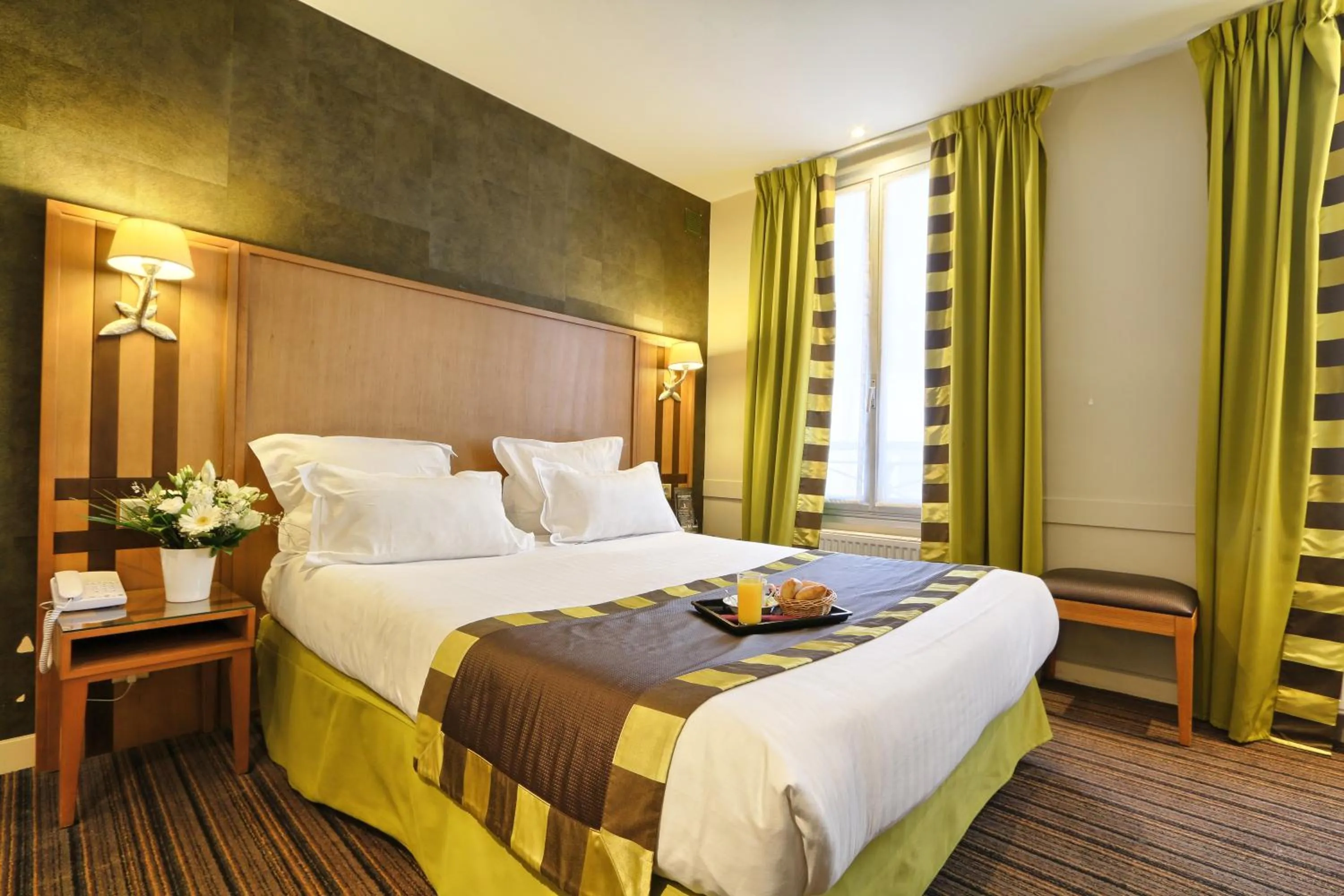 Photo of the whole room, Bed in Hôtel Mondial