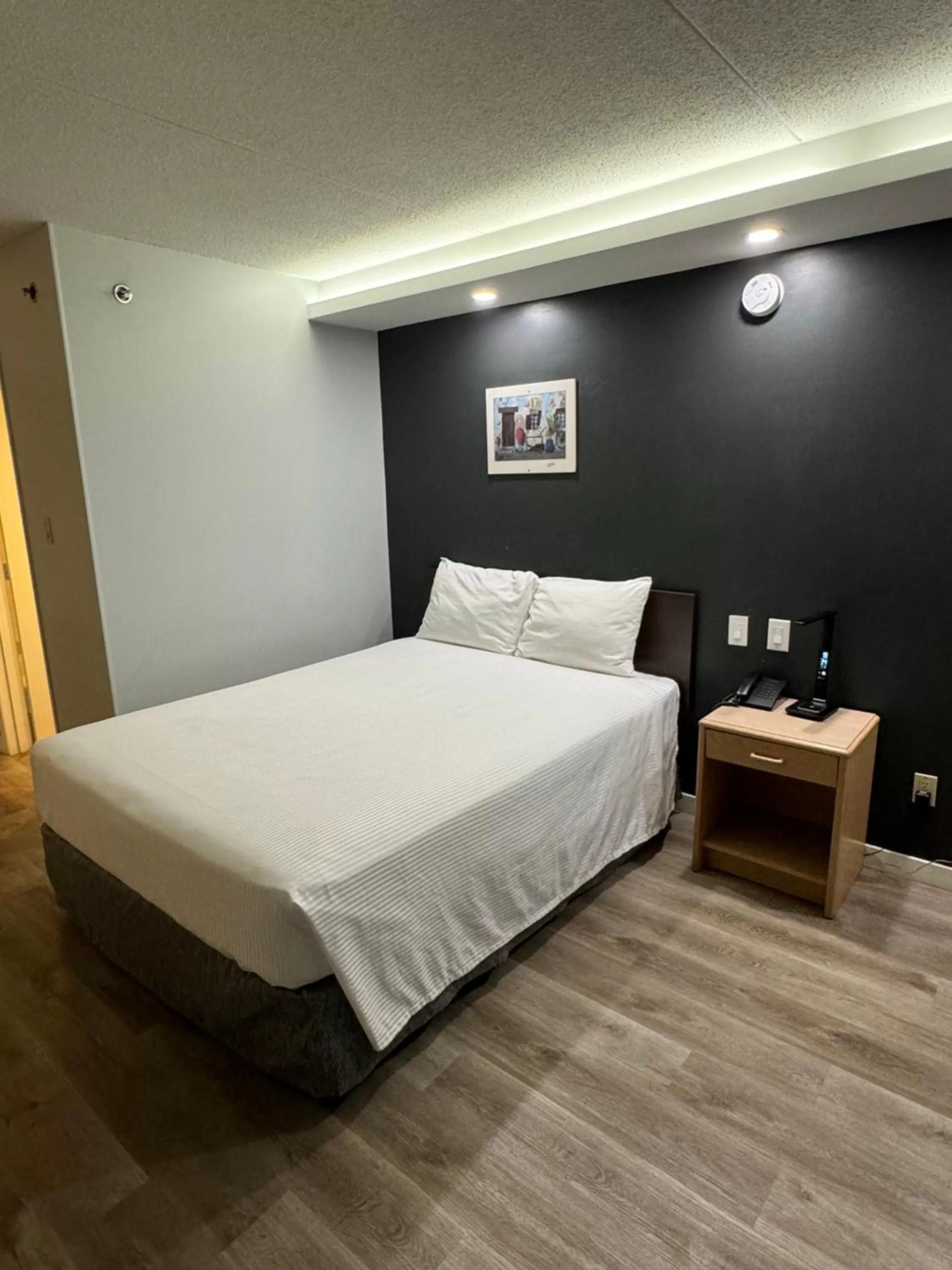 Bedroom, Bed in Travelodge by Wyndham Winnipeg