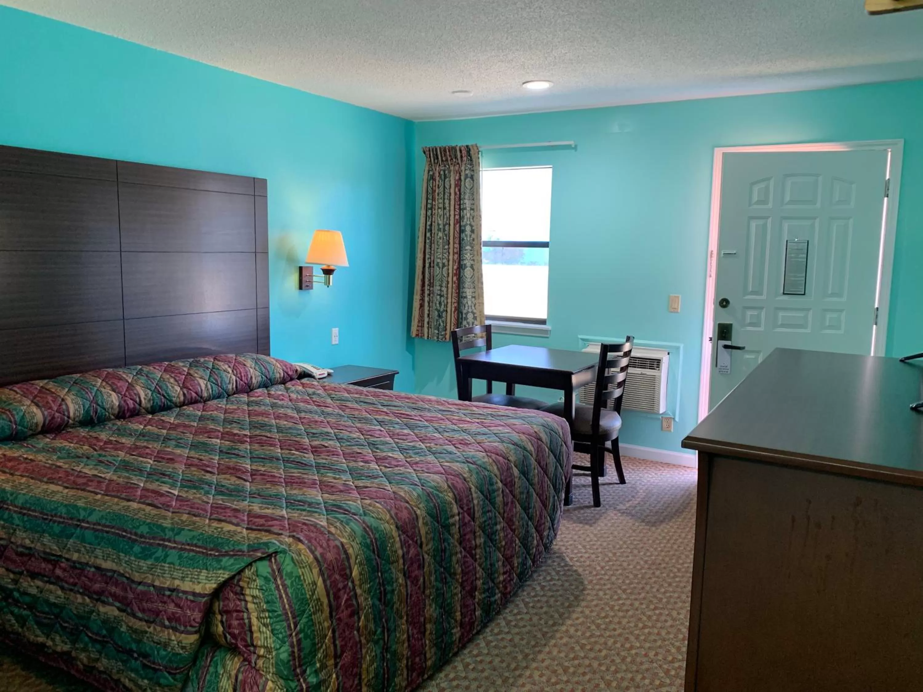 Bed in Scottish Inn - Clanton