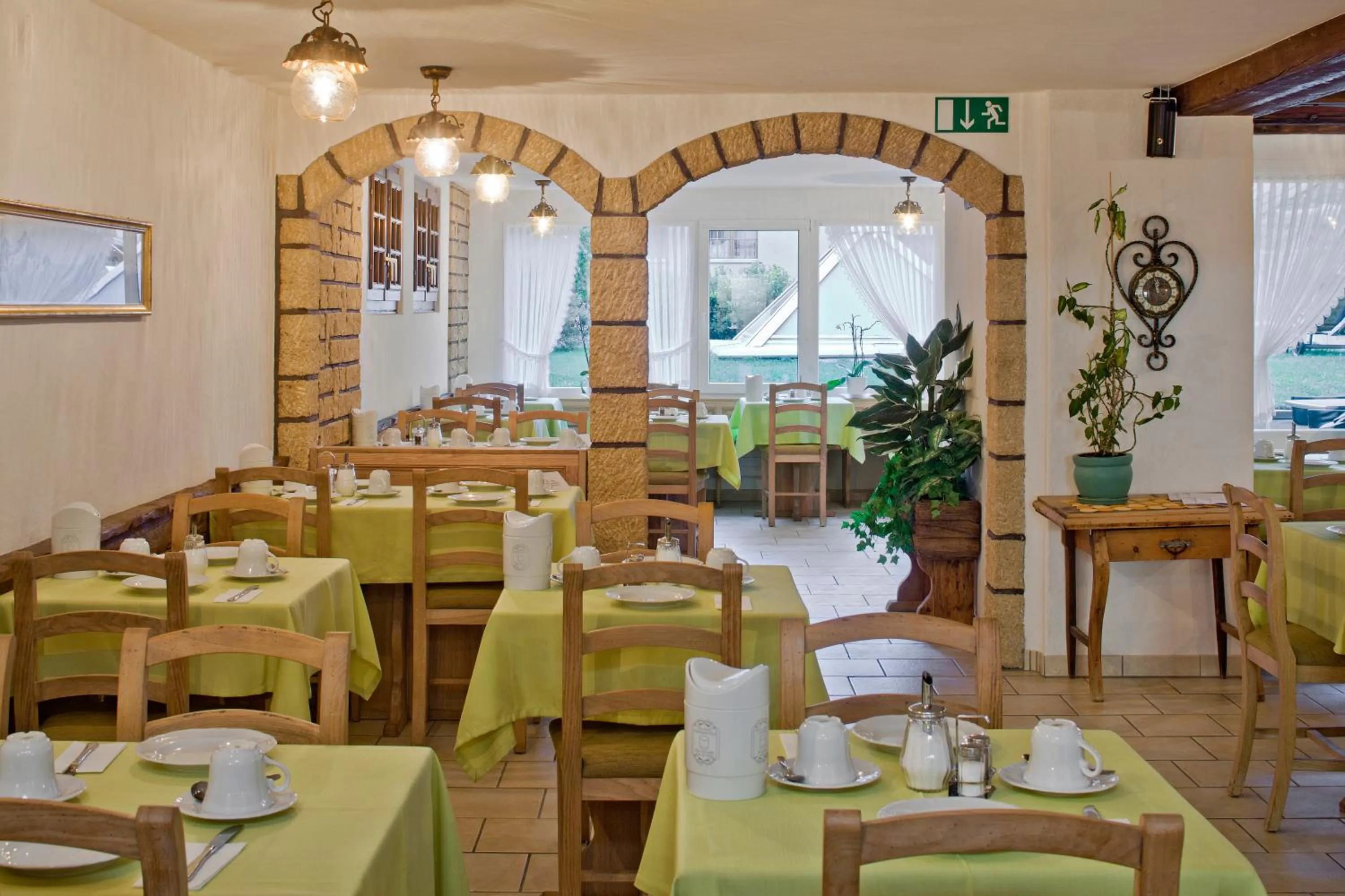 Restaurant/places to eat in Hotel Antika